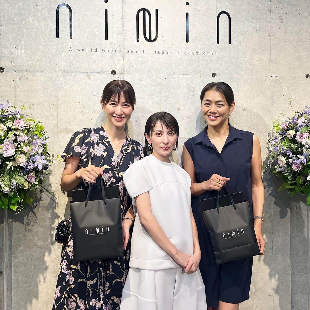 前田ゆかのインスタグラム：「先日は新ブランド発表会✨  @maenorichang  のりちゃんからのお誘いで✨ #奥菜恵 さんプロデュースの スキンケアブランド @ni_nin.official  ニーニンの発表会へ！  再生医療に着目した ドクターズコスメ朝用、夜用 美容液2種類が発売✨  朝は紫外線から肌を守り 夜はダメージを修復して栄養補給  朝晩 ひとつずつ肌へ！ 肌の角質層奥まで浸透して一本でもしっとりな潤い。  敏感肌の方でも安心して使えて、 フレッシュな一滴が惹きつけられます〜  会場におられた奥菜恵さん🤍  遠くからでも透明感な肌と オーラが引き込まれそうな程美しく、笑顔がとってもステキでした✨  たくさんの思いがつまった 最も身近なドクターズコスメ 美容液✨  9月1日から発売✨  #ni-Nin #ニーニン #ヒトカン美容液」