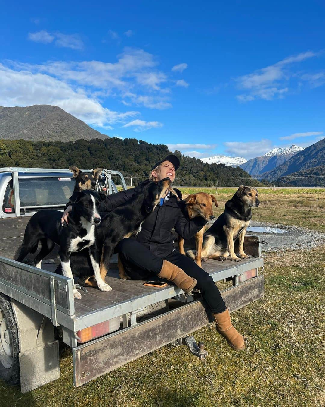 イリザ・シュレシンガーさんのインスタグラム写真 - (イリザ・シュレシンガーInstagram)「Here with the working girls at the famous @southwestlandsalmon farm - home of of the world’s best smoked salmon 🐟  If I couldn’t be with @shesasnowpeach - this was the perfect way to celebrate International Dog Day. #internationaldogday」8月27日 13時04分 - ilizas