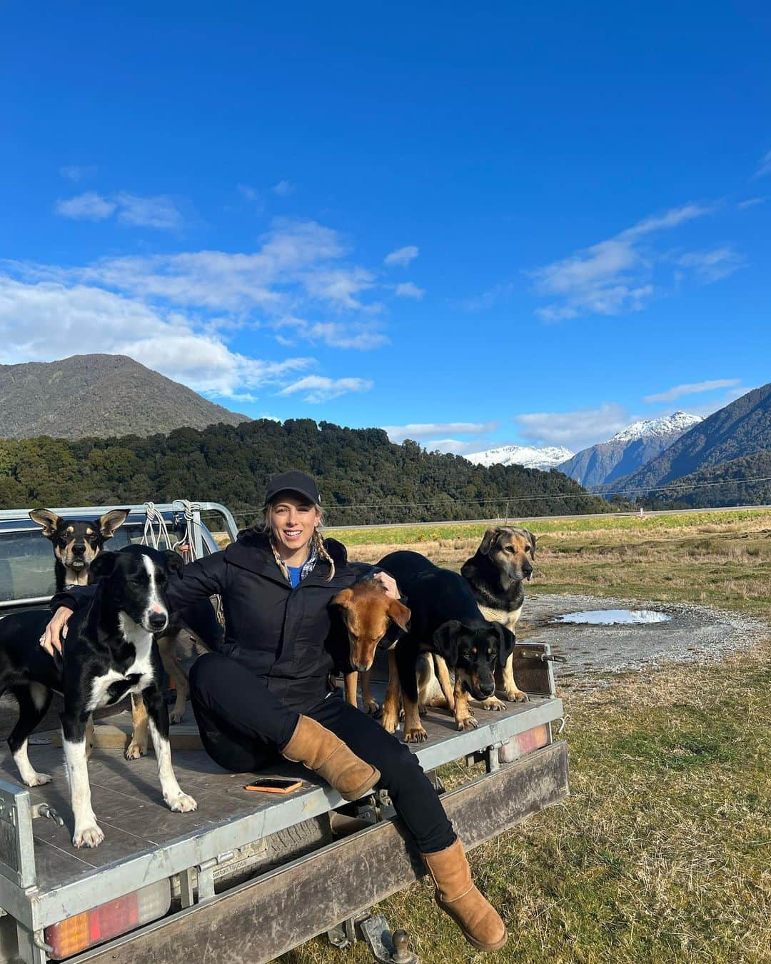 イリザ・シュレシンガーのインスタグラム：「Here with the working girls at the famous @southwestlandsalmon farm - home of of the world’s best smoked salmon 🐟  If I couldn’t be with @shesasnowpeach - this was the perfect way to celebrate International Dog Day. #internationaldogday」