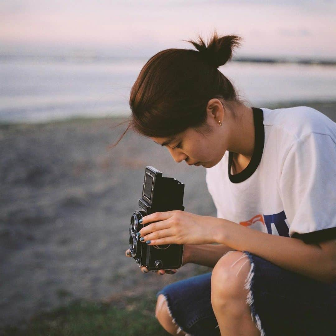 高橋春織さんのインスタグラム写真 - (高橋春織Instagram)「.  ビールと美味しい海鮮をお腹いっぱい食べて、海鮮のUMAMIで脳みそバカになった後に、温泉とサウナで整った結果の笑顔🫨🫶笑  今だに構えると少し緊張しちゃう Rolleiflex💭  やっぱりかっこいい...  #filmphotography」8月27日 13時09分 - haoringo_official