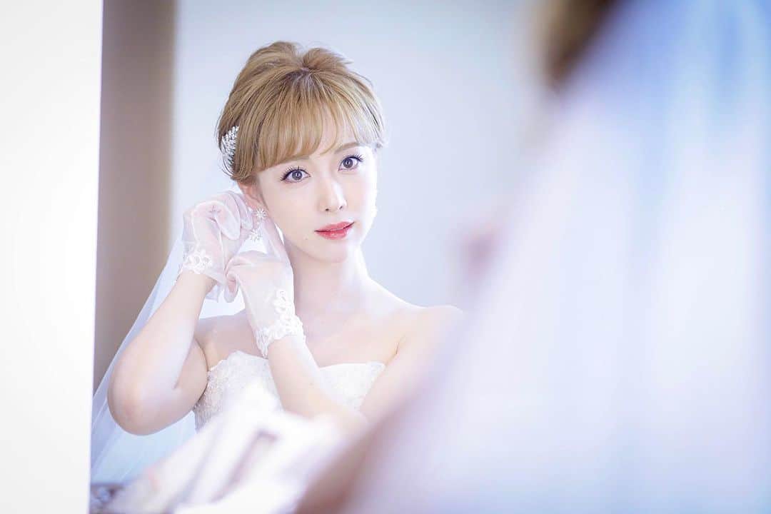 瀬戸早妃のインスタグラム：「🕊💍🤍  コロナ禍でずっと延期していた 結婚式 無事に挙げることができて本当によかったです.  式からもうだいぶ時間がたちましたが一生の記念になりました.  感謝の気持ちとともに これからも笑顔の毎日を過ごしたいです.  #wedding」