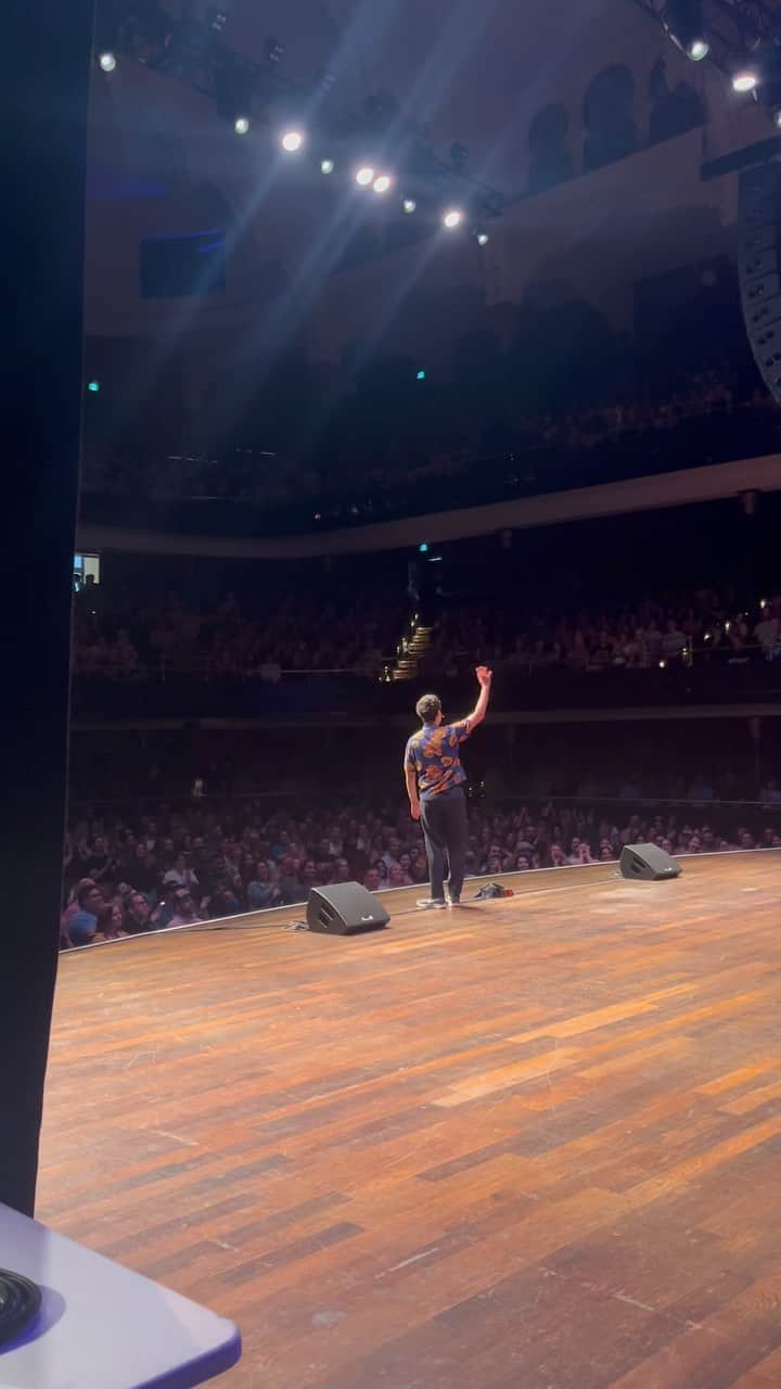 ベン・シュワルツのインスタグラム：「TORONTO!!! That Massey Hall audience was unbelievable. Thank you so much for coming out. And thank you to improv all stars @eugcordero @jessjessmckenna & @drewtarver for absolutely slaying it. Can’t wait to come back next year. Boston, we will see you tomorrow. #BenSchwartzAndFriends」