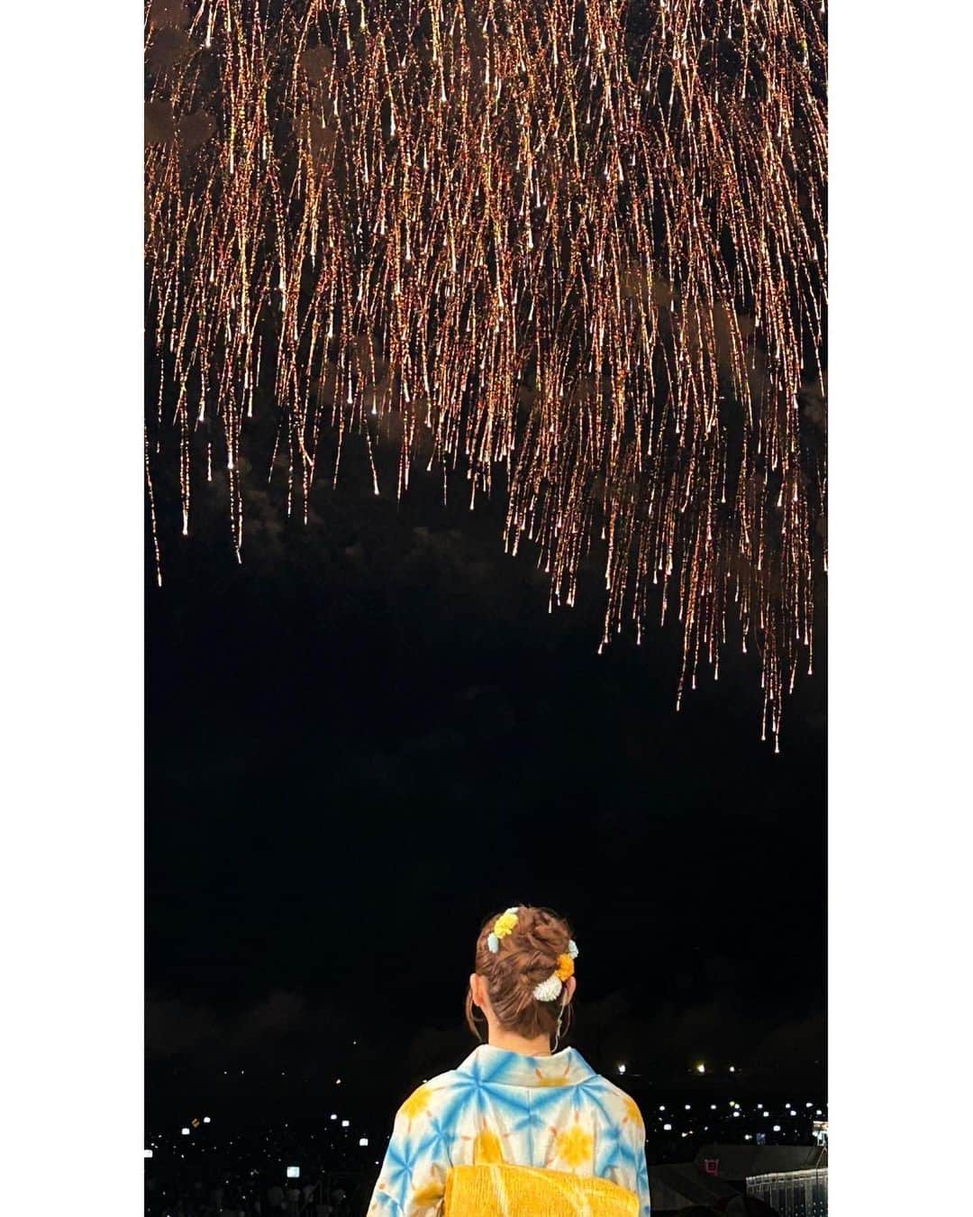 佐々木希さんのインスタグラム写真 - (佐々木希Instagram)「🎆🎆🎆 ずっと楽しみにしていた大曲の花火大会。 天候にも恵まれ、約３時間あっという間でどの花火も素晴らしくて感動しました！ パステルカラーの花火や、音楽とシンクロした花火、大きくて丸い迫力のある花火など… とにかく生で見ることができ、幸せでした！いつか皆さんにも、生で見てもらえたらなぁ✨ 私もまた観に行くことを楽しみにしています！  花火師の皆様、お疲れ様でした‼️ そしてありがとうございました🥺  #秋田 #全国花火競技大会」8月27日 13時17分 - nozomisasaki_official
