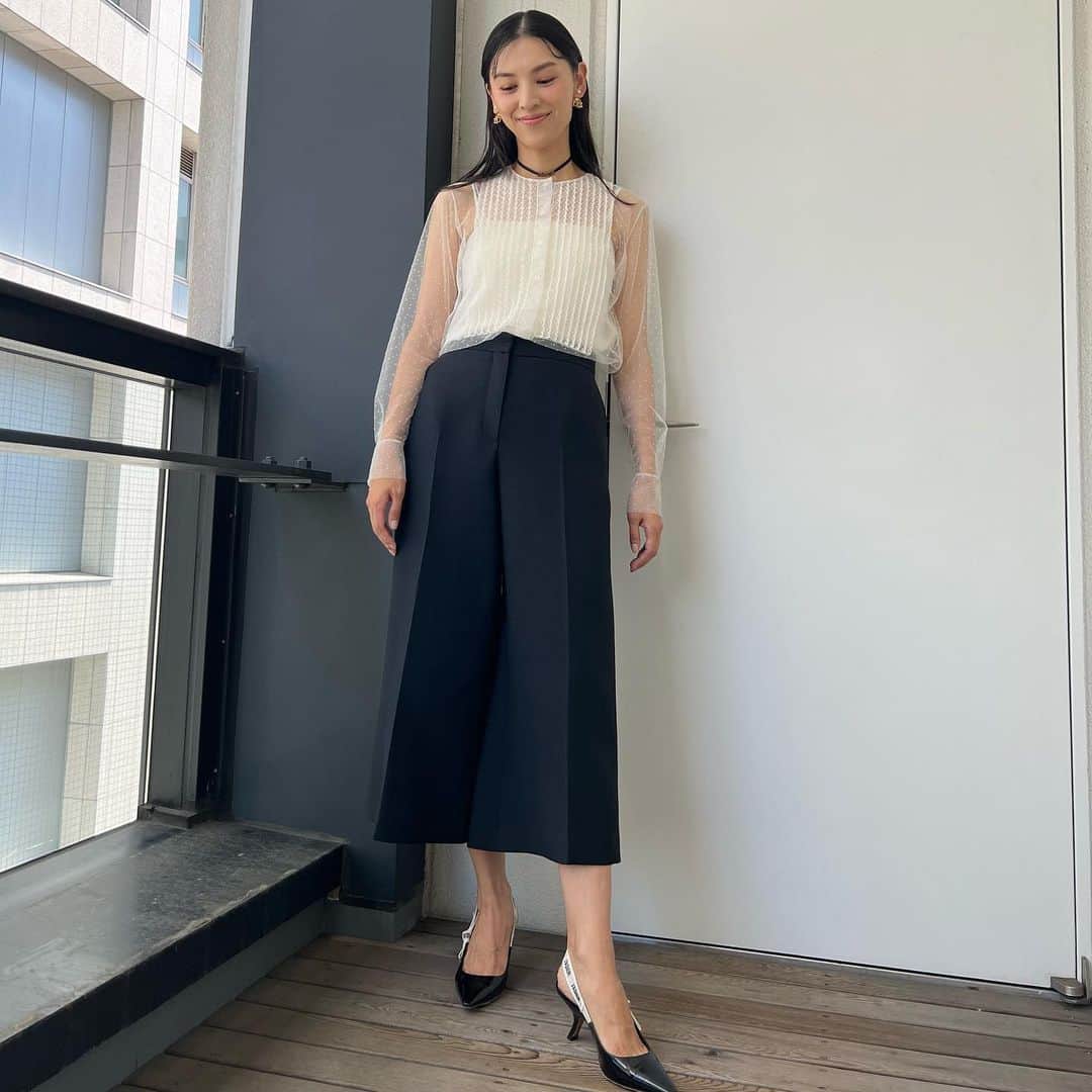 申真衣のインスタグラム：「#わたしの転職 ご視聴ありがとうございました📺 見逃しも配信オリジナル転職ホンネ座談会も テレ東BIZ @txbiz.one で🫰🏼  head to toe @dior 🩶🩶🩶」