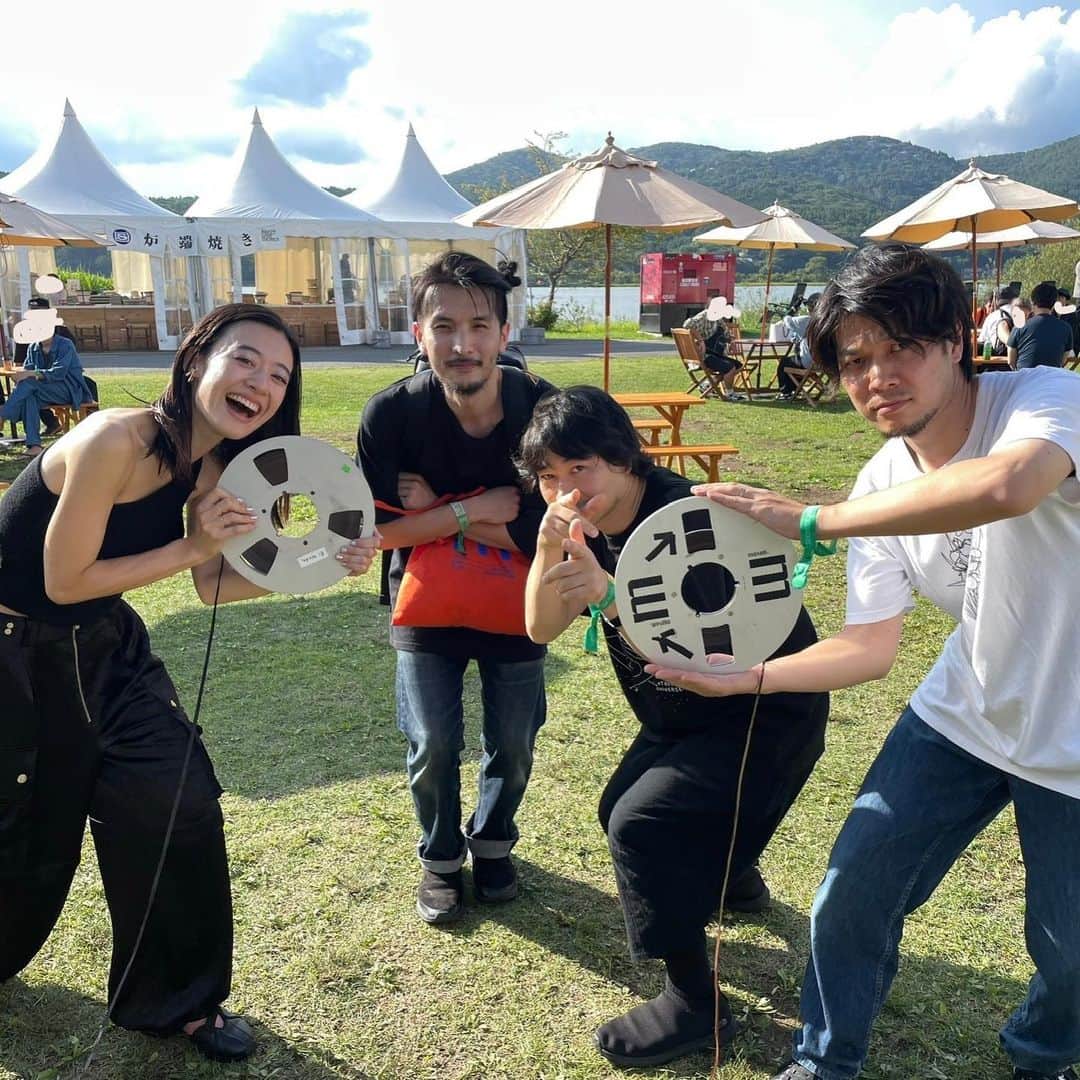 のインスタグラム：「はじめてのSWEET LOVE SHOWER 2023 🏊‍♂️  大好きなOpen Reel Ensembleのみなさんと、お会いできました  ｲｪｲ（ ｉ _ ｉ ）✌︎」