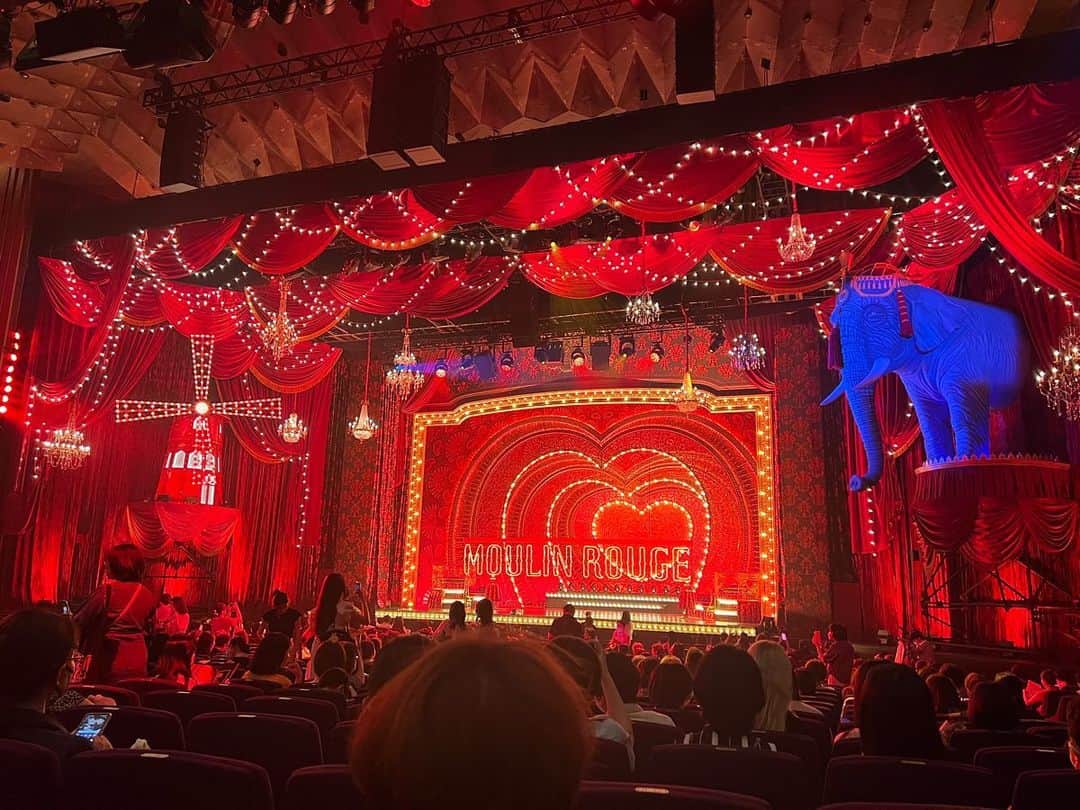 丹羽麻由美のインスタグラム：「Moulin Rouge ❤️  かなりの時差投稿ですが…  先月『ムーラン・ルージュ！ザ・ミュージカル』を観劇しました。  この作品、オープンコールで長い長いオーディションをやっていました。  私は受けていませんが、夫のオーディションの行方をずっと見守っておりましたので…何次審査まであるのだろう…?と思いながら1年くらい？それ以上？あったような…  とにかくそんな長いオーディションを勝ち抜いた精鋭キャストによる舞台、楽しみに決まってますよね✨  すでに韓国で観劇していたので(こちらに関しては以前の投稿をご覧くださいませ)ストーリーはもちろんのこと、美術、衣装、そして音楽が好みすぎて、この作品を日本語で観られるというのも楽しみでした✨  感想は、一回じゃ全部観きれなかった！！と感じるくらいに観るところがたくさんあって、友人や先輩方もたくさん出演しているし、目が疲れるくらいキョロキョロしていたと思います。笑  日本語での洋楽ヒッツの数々。様々な訳詞により曲の個性が際立っていました。  「なんて素晴らしい　君のいる世界」  YOUR SONG…この作品を代表する曲ですが、シンプルなこの歌詞が好きでした。(by ユーミン)  “Lady marmalade “は、COLOR時代にLIVEでカバーしたことがあるんです。 15,6歳？で堂々とカバーしてて今思えば、大丈夫だったのか？？って感じですけど😆 高校時代はみんなで踊ったりもしたし、思い入れがありすぎる曲😆 日本語歌詞も覚えたいな…  キャストの皆さん、かっこよかったです。動きに無駄がないし、それぞれのスキルあってのパフォーマンス。流石でした👏 作品のために表現している(自己満じゃない)役者って、かっこいいですよね。芝居が好きなんだろうなぁと思う人は細かい部分も伝わってきてグッときました。  本当に体力、エネルギーのいる作品です。命削ってるのがわかります。31日の大千穐楽まであと少し、応援しております✨  実はこの日、個人的には産後初めての1人おでかけでした。 準備もめちゃくちゃ時間がかかったし、幕間には近所の授乳室で搾乳するというバタバタ具合。笑  それでも、周りの協力があって観に行けてよかったです❤️ありがとう✨  来年、東京&大阪で再演決定とのこと👏来年も絶対観たいなぁ。  これからご観劇のみなさまも楽しんできてください！見どころたくさんあります✨  #ムーランルージュザミュージカル  #帝国劇場 #moulinrouge  #Tokyo」