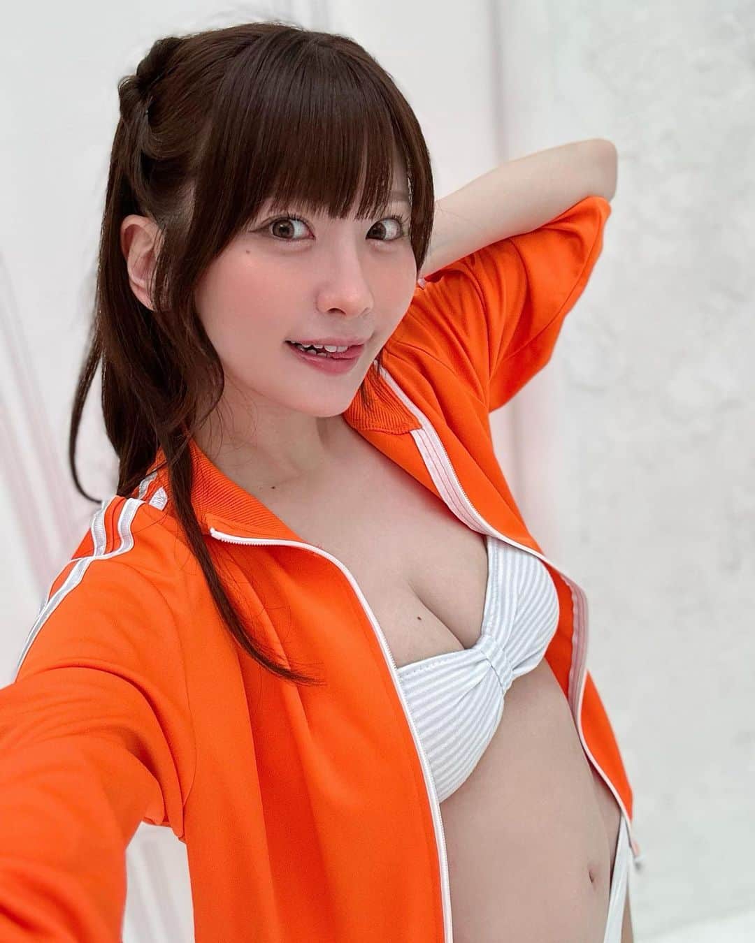 立石都美（みゃこ）のインスタグラム：「http://amzn.asia/d/eiKKBmR ヤングチャンピオン！  オレンジ衣装が多いかもしれない🍊 元気色だね〜〜〜」