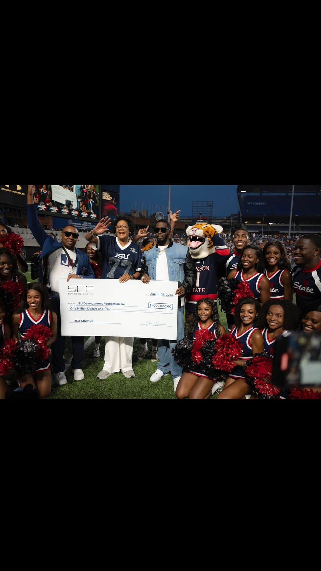 ディディのインスタグラム：「I wouldn’t be here if it wasn’t for HBCUs. It is my honor and my responsibility to support the HBCUs! The work they are doing is to be commended! My grandmother raised me to sow my seed in my community and that’s what I’m going to continue to do!!  LOVE 🖤🙏🏿💫⚡️✨」