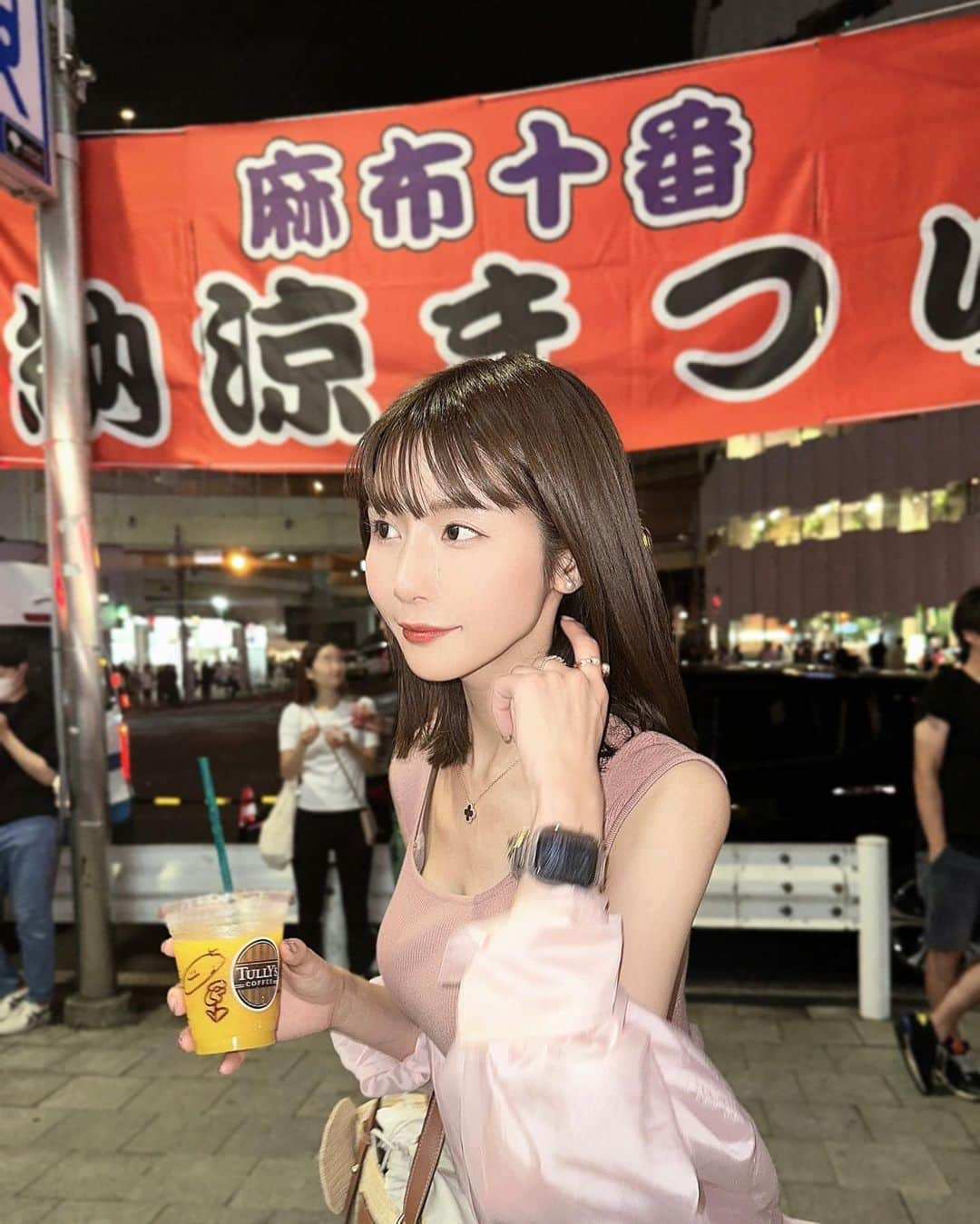 蒼川愛のインスタグラム：「📸 カップにかわいいの描いてある☺︎ 今日食べたちまきめちゃくちゃ美味しかったな、2個食べた🍙 普段はどこのお店で買えるんだろう〜 . . せいらちゃんありがとう〜‪‪❤︎‬ いつも話し足りない😕😕 @seeeraaamoon  .  . #麻布十番祭り」