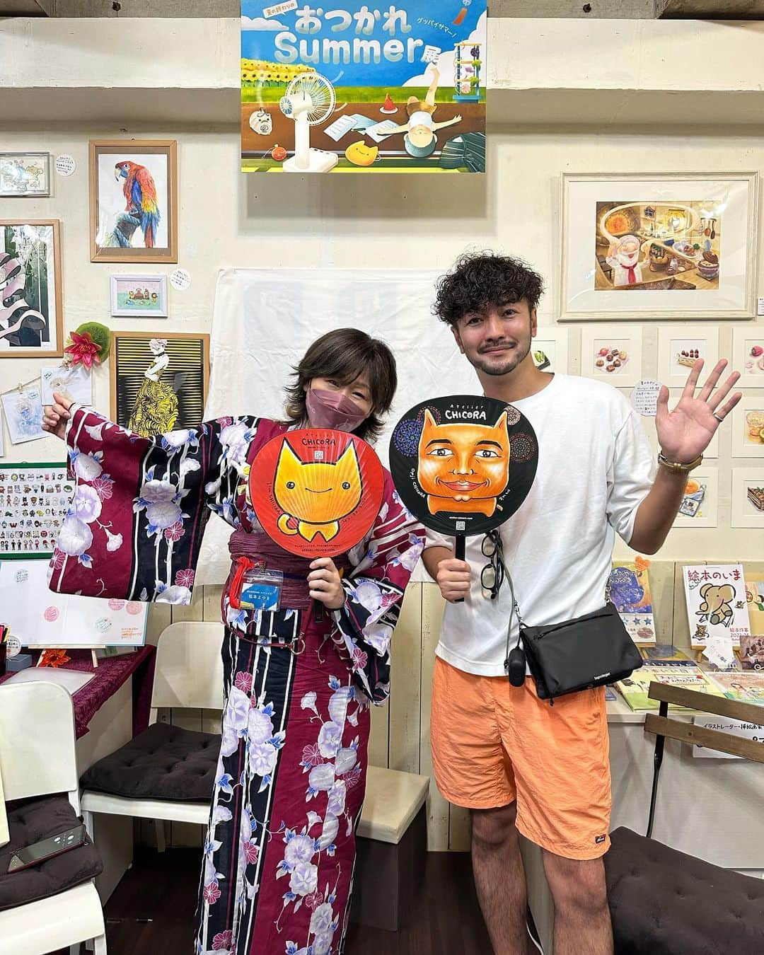 聡太郎さんのインスタグラム写真 - (聡太郎Instagram)「いってきました、アトリエちこらさんの 『おつかれSummer展』  おやじちこらに会えました。  どの先生の展示作品も夏らしさが溢れ出ていて素敵でした。  羽水もきゅ先生 @kazuyausui の墨絵ライブペインティング、圧巻でした！ わずか10分ほどでこの素晴らしい絵が完成…！  29日まで開催されていますので、皆様もぜひ☀️  #art #yotsuya #tokyo #japan」8月28日 0時15分 - sotarosotaro