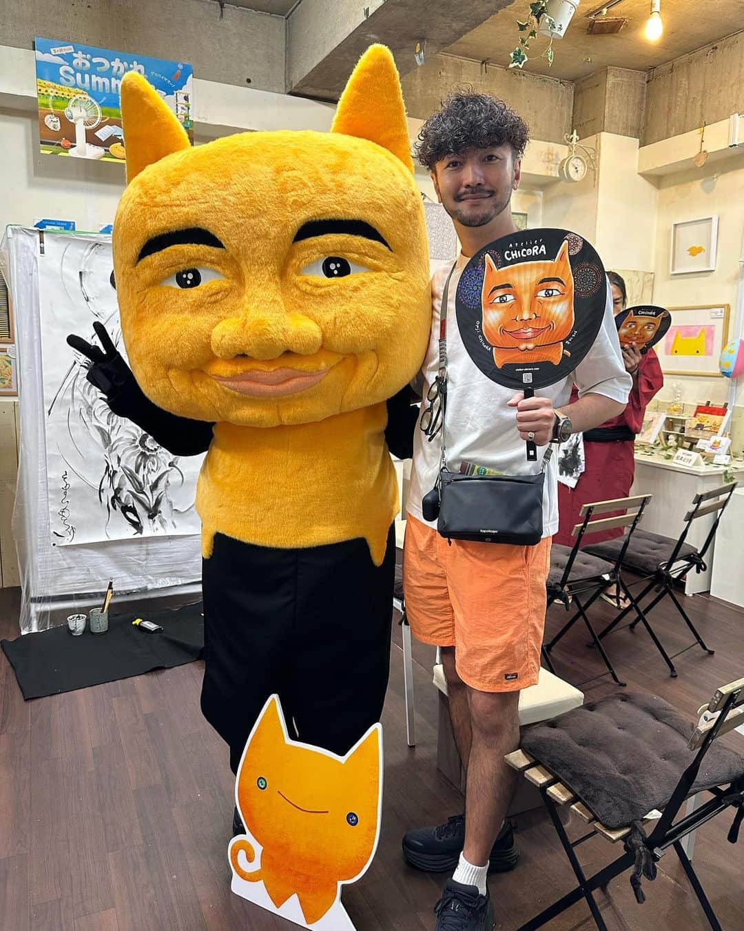 聡太郎のインスタグラム：「いってきました、アトリエちこらさんの 『おつかれSummer展』  おやじちこらに会えました。  どの先生の展示作品も夏らしさが溢れ出ていて素敵でした。  羽水もきゅ先生 @kazuyausui の墨絵ライブペインティング、圧巻でした！ わずか10分ほどでこの素晴らしい絵が完成…！  29日まで開催されていますので、皆様もぜひ☀️  #art #yotsuya #tokyo #japan」