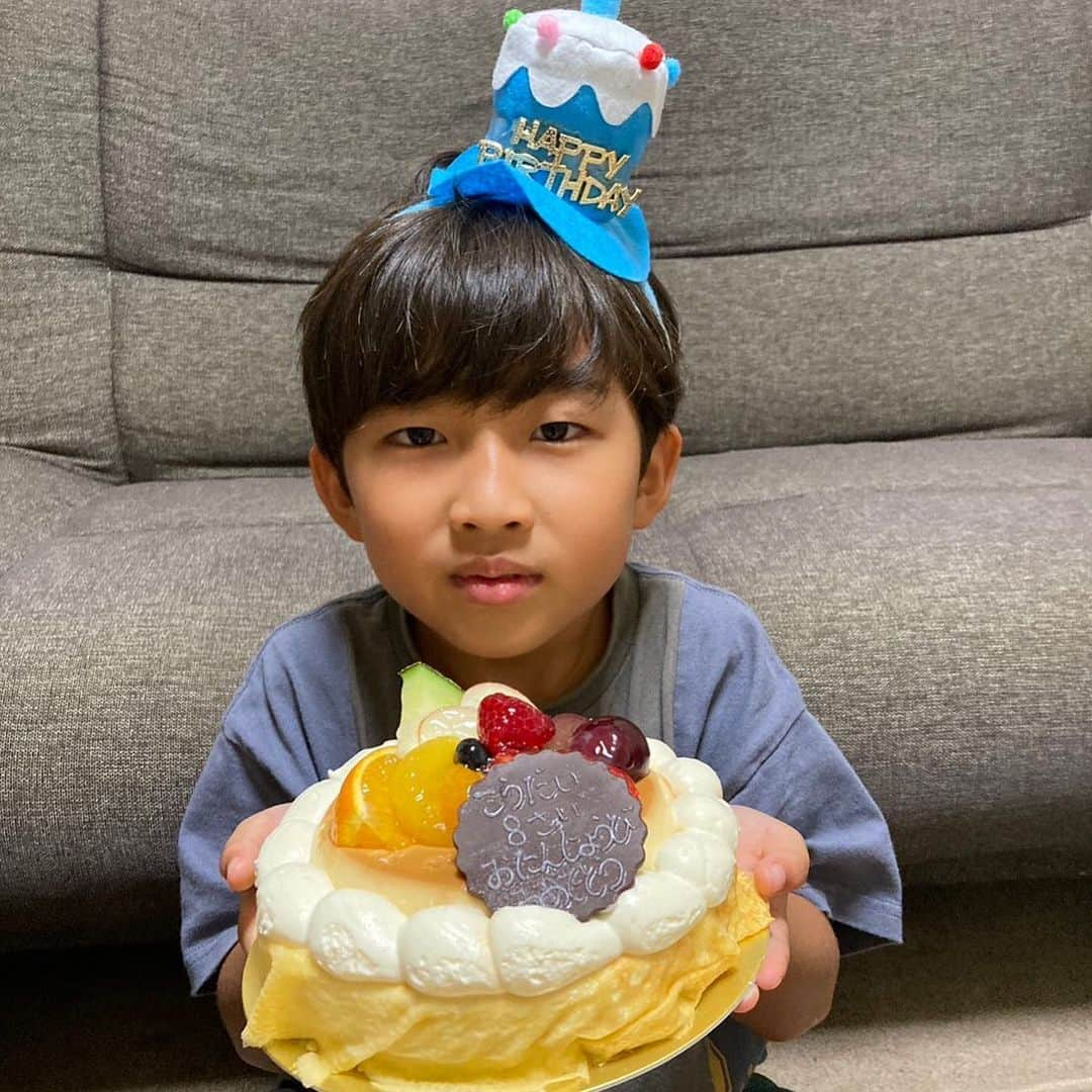 しょうやんのインスタグラム：「こうだい誕生日。。  こうだい誕生日おめでとう！ もう８歳になったなーー。  兄貴として いつも頑張ってくれてるところ ちゃんと見てるよ。  これからも このままの優しいこうだいで いて下さい。  健康に育てる1年になりますように。  #しょうやん男三兄弟 #男三兄弟 #三兄弟 #子供のいる暮らし #誕生日」