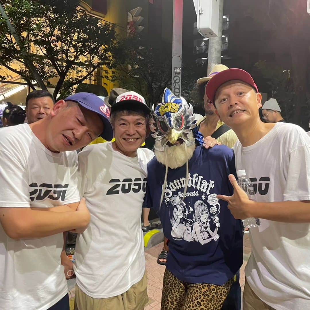 ANI のインスタグラム：「今日は「千束通り納涼大会」でスチャダラパーライブでした。去年はコロナで参加できなかったので、やっと参加できました🎵楽しかったデス。 そして、ロッキンジェリービーン画伯にも会えました。 スチャダラパーと画伯は学生時代（昭和の終わり頃）からの友達なんですYO✴」