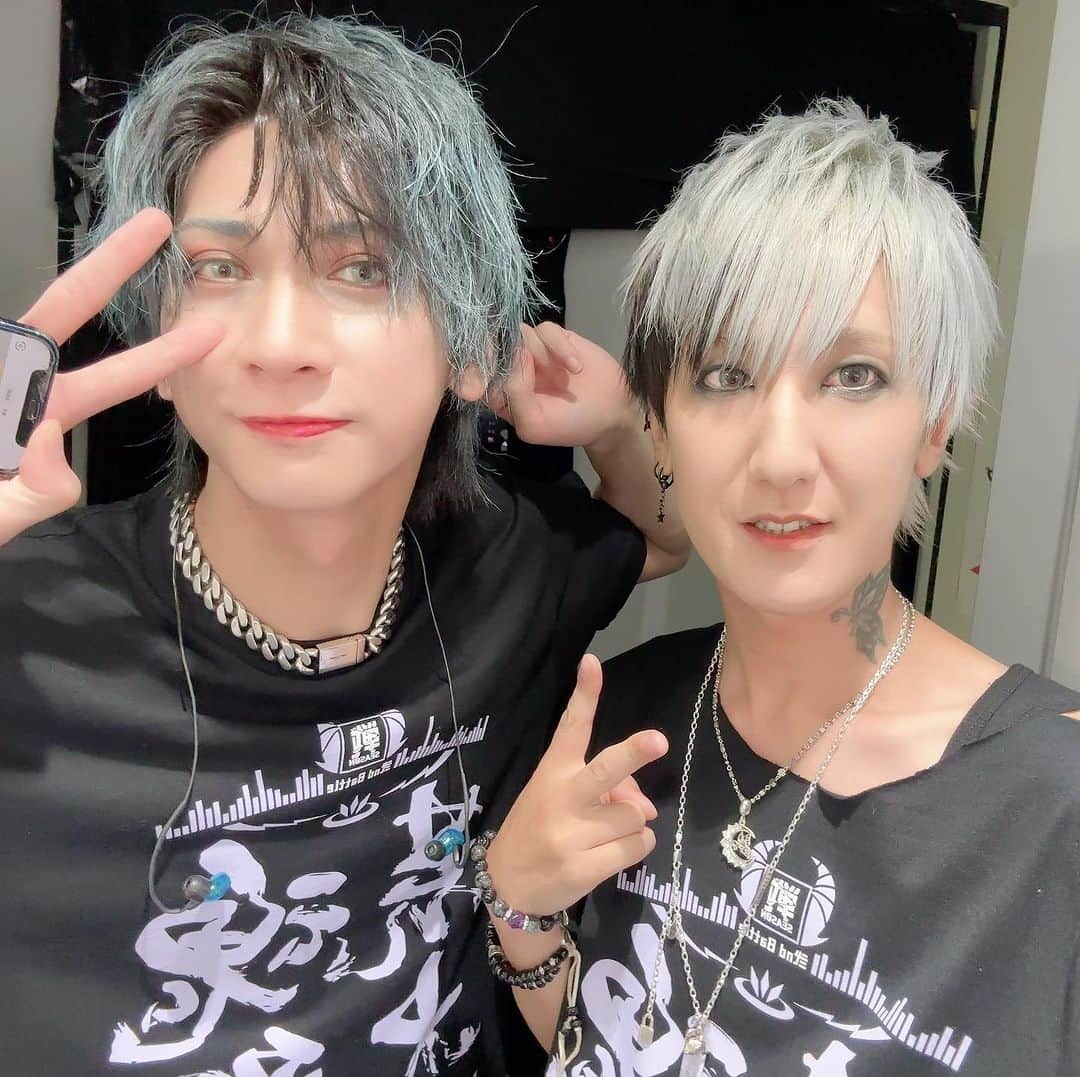 のインスタグラム：「改めて荒魂大祭お疲れさま!! MCと言うMCがあんまりなく17曲ぶっ通し&大体激しい曲で終盤吐きそうでした!! 18曲目の天下多事はギターが中々難しくて覚えるの大変だったけどめちゃくちゃカッコいいから聴いて欲しい!!マジ頑張った!!  ほんと楽しいライブだった！  来てくれたみんな、配信見てくれたみんな、キャストさん、バンドメンバー、スタッフさん、関わってくれた人達みんなありがとうございました!!  Twitterでも書いた通り家康の楽曲「最終結論」でもギター弾いてるので聴いてみてね！  マガツノートで峯ちゃんと仲良くなれたり、仁くんとも話して色々とアレがアレでびっくりネタがあったり(笑)vistlipでも来てもらうようになったスタッフさんとも出会えたしゲーム友達も出来たし、感謝が沢山です。  無事終えられて良かった!! 寂しいけどお疲れさまでした。また呼んでもらえたらいいなっ！」