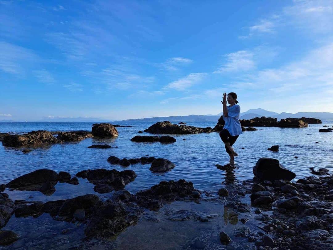 桑原りさのインスタグラム：「海の仕事を目前にし、海を取材学習したくて急遽、熊本・天草の海へ。天草は父が生まれ育った場所であり、私のルーツでもある。  朝6:30から足を海に浸かりながらヨガと瞑想を🧘‍♀️遠くから野生のイルカもぴょこぴょこご挨拶してくれて、最高の朝だった☀️自然の恵みに感謝。実に有り難し🐬」