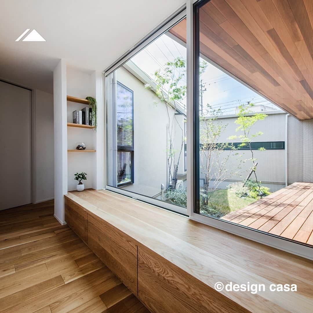 ONLY ONE HOUSE 株式会社 新谷組のインスタグラム：「* 　select from／Haus -ハウス- 【自由設計  design casa 】  こだわりのお庭を望むヌック造作ベンチ  ヌック造作ベンチ🪑  ヌックとは、「こぢんまりとして居心地のよい空間」のこと。   スコットランド語の「neuk（ヌーク）」が 語源と言われており 「温かくて心地のよい場所」という 意味もあります🌼  #デザインカーサ は#建築家 に ｢どんな家にしたいか｣をなんとなく伝え 最後は#理想の家 になるという 魔法の#家創り です🌟  -------------------------------------- more photos...▷▷ @lidgehaus  follow me🕊 --------------------------------------  私たち#リッジハウス の目指すべき姿。 それは、「住まいの創造を通して 幸せな家族の未来を創出する」こと。  家を手に入れた満足よりも、 住んでからの満足を永続的に味わう。  そのために何気ない日常に 幸せを感じられる、 “あなたらしさ”を大切にした #家づくり のお手伝いをしたい。  そんな想いから #LIDGEHAUS は誕生しました🌱  Life is Designed General Enjoyment. ー 幸せは、いつも 何気ない日常にある。ー  #工務店 #新築 #一戸建て #マイホーム #マイホーム計画 #注文住宅 #デザイン住宅 #おおい町 #舞鶴市 #高浜町 #小浜市 #敦賀市 #若狭町 #美浜町 #嶺南 #ヌック #造作ベンチ #庭 #坪庭 #中庭 #植物と暮らす #平屋」