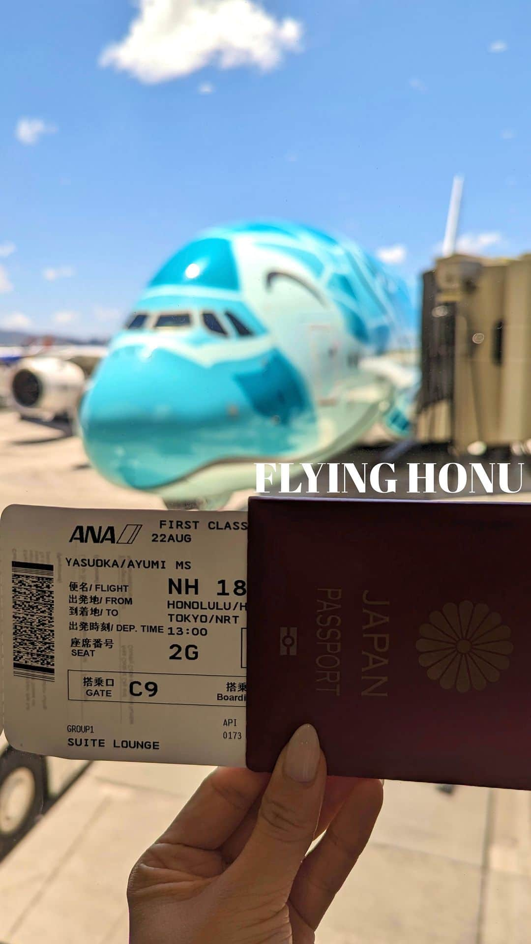 安岡あゆみのインスタグラム：「. 2019年に就航したANA初のエアバスA380型機FLYING HONU🐢 東京～ホノルル間を就航しているANAのハワイ路線専用機で、全520席の2階建ての世界最大の旅客機です。 正面から見たお顔が可愛くて可愛くて😍 機内食も美味しくて、アメニティもおしゃれで、シートも広々としていて快適…7時間の空の旅があっという間でした✈️ . . #ana #flyinghonu #a380 #hawaii #hawaiitrip #hawaiitravel #ayumi_y_travel #ayumi_y_gourmet #フライングホヌ #飛行機 #エアバス」