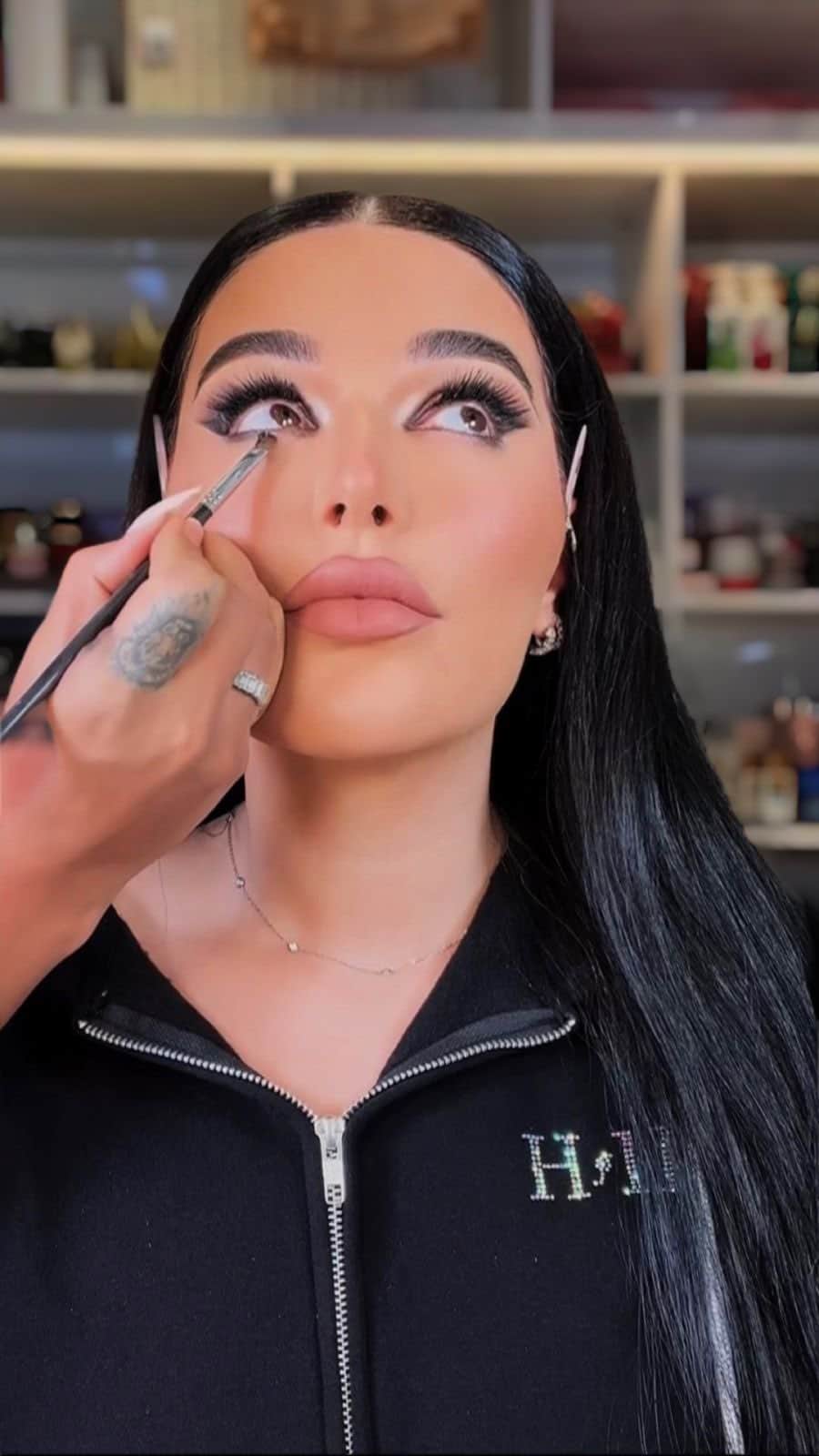 Huda Kattanのインスタグラム：「My vanilla-inspired night time glam by my AMAZING team @kimmyhairdxb and @shirinnabati.makeup! 🍦🤎💄  @houseofeleven @staceysilvatv @darceysilva」