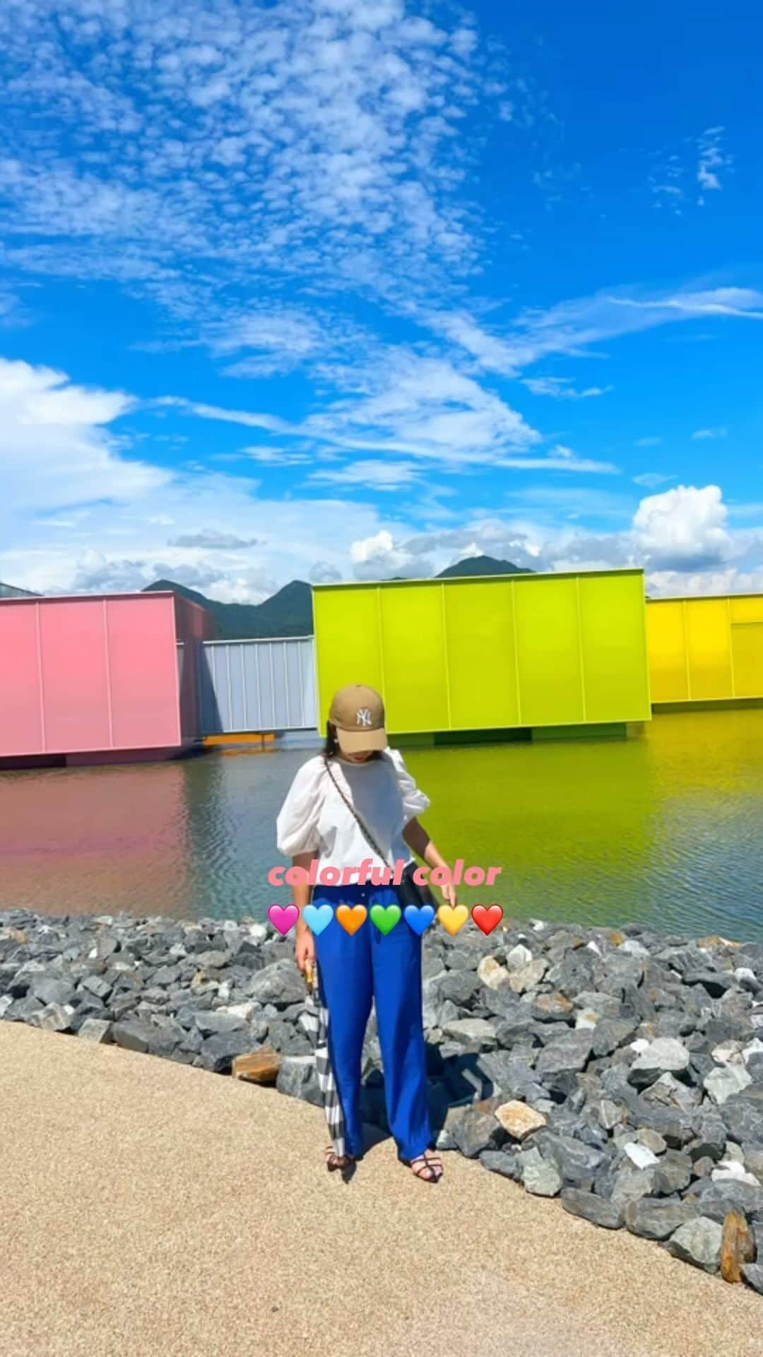 chiiika124のインスタグラム：「設計は建築家坂茂氏。 ロゴは世界の原研哉氏。 原研哉氏は実は友達の叔父なの✨！！！ 中庭お花もコンテナもカラフルで丸ごとかわいい 🩷🩵🧡💚💙💛 アール・ヌーヴォー曲線な作品もヨーロッパらしくて好きでした。 #カラフルな色使い #下瀬美術館 #可動展示室  #可動展示美術館 #ブルーパンツコーデ  #ブルーパンツ #カラーパンツコーデ  #カラーパンツ」
