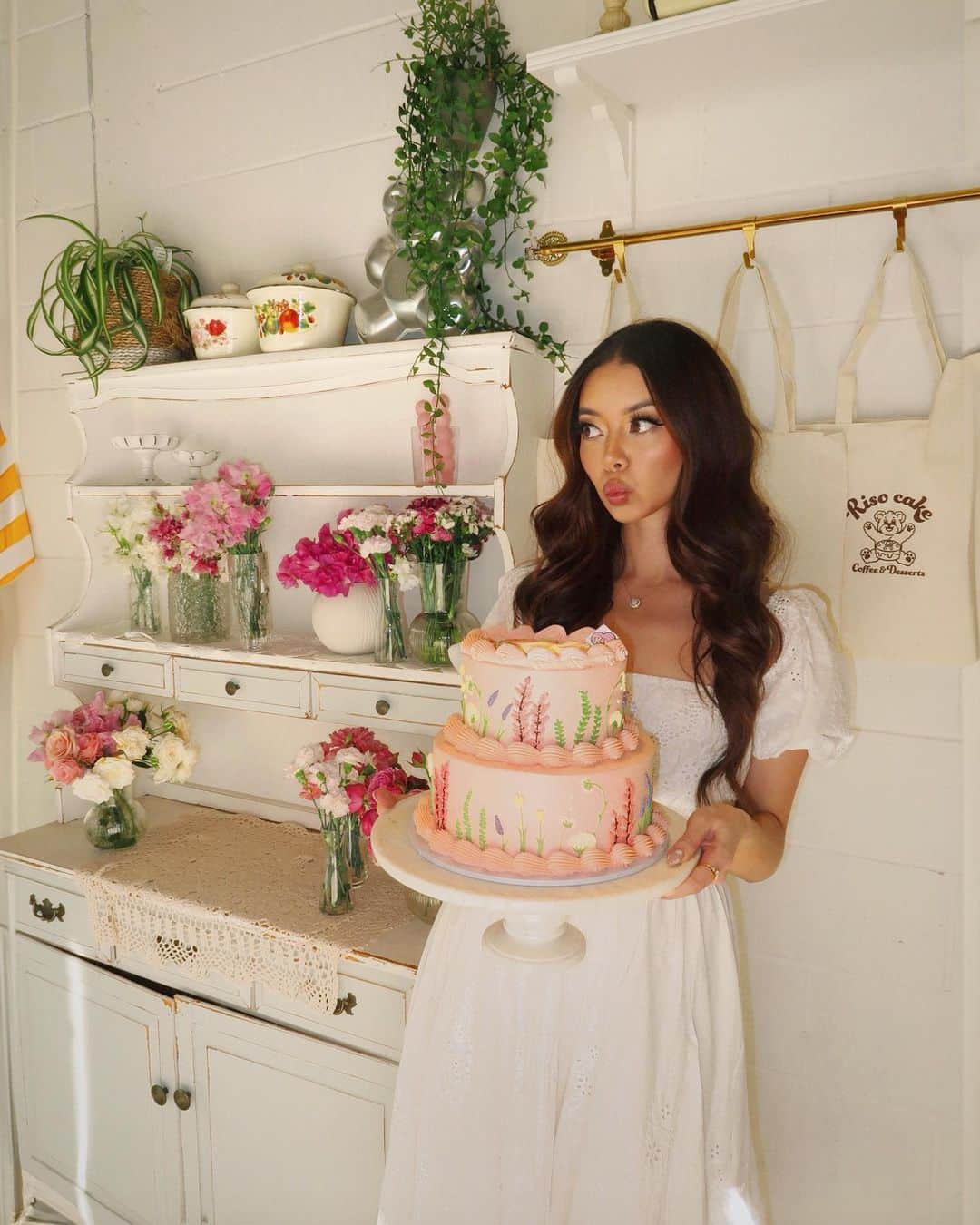 タラ・ミルクティーのインスタグラム：「birth month dump 🎀  • a @risocake.official masterpiece  • said masterpiece details  • my lovers  • our masterpieces  • a very good bday brekkie  • @damian.oo 🥰💐  • bday nails @yessanails  • @mochipangaus ❗️🍑  • 🎁  • pastel dreaming in @leolin_official 🎀」