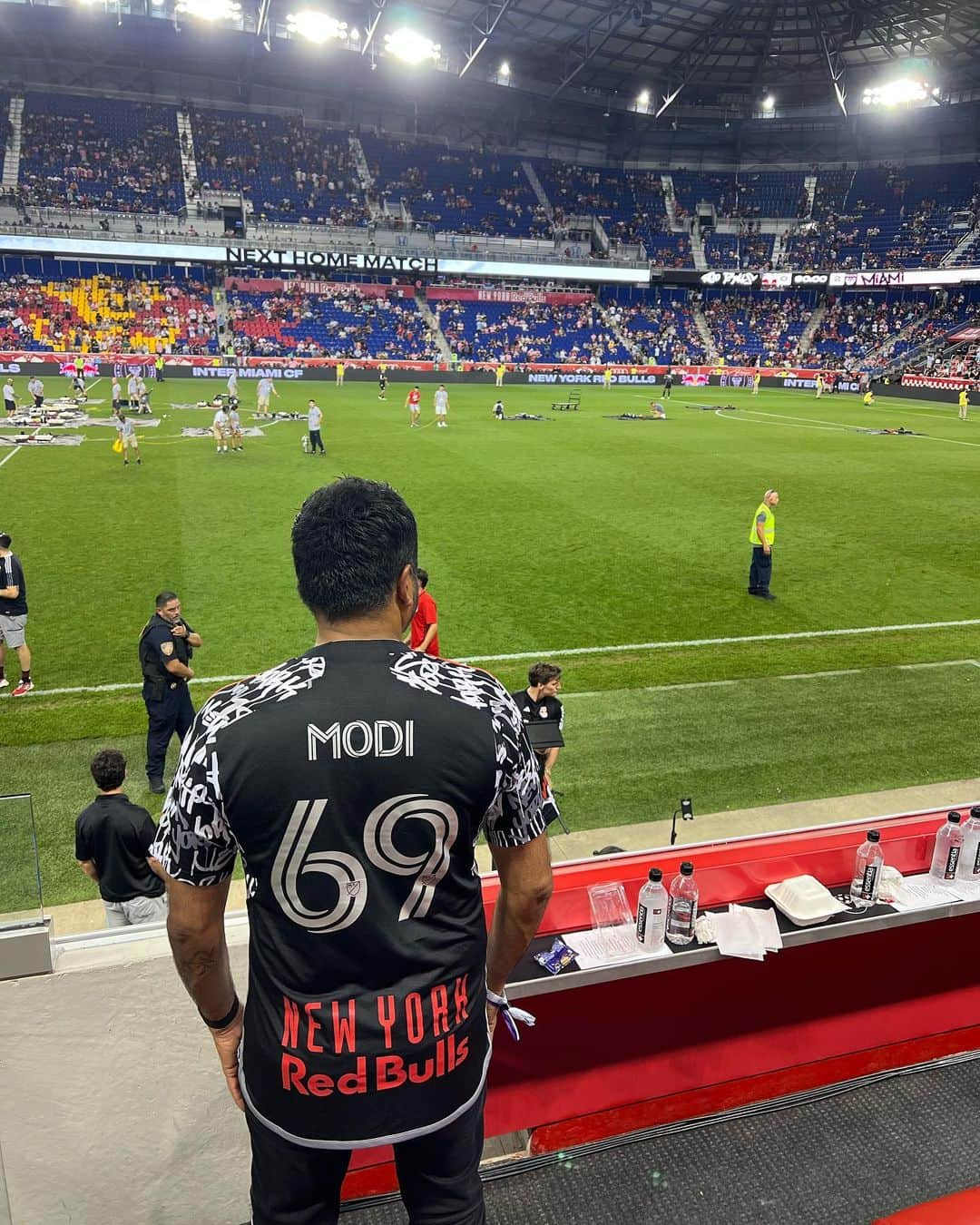 カル・ペンのインスタグラム：「Messi mania @newyorkredbulls arena. ⚽️」