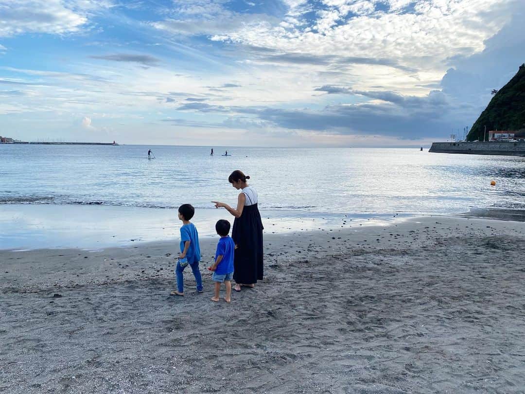 前田有紀のインスタグラム：「色々あった本日。最後の予定は、この夏にすごくやりたかったこと。  逗子海岸の海の家  @happy_go_lucky_zushi  に友達ファミリーと集まること！  鎌倉と逗子は近いようで、ひと山越えると雰囲気ががらっと変わると思っている。穏やかで、なんとなくローカルのファミリー多めで、なんだかホッとする雰囲気がいいんだよね〜。  さて、明日からまた月曜日。8月最終週楽しもう💪」