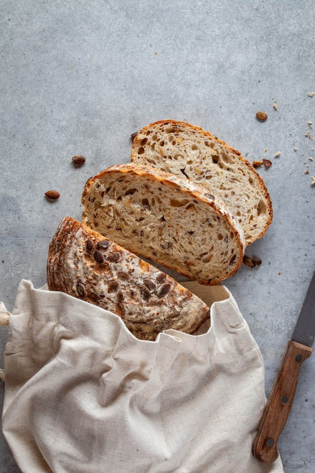 ELLE Germanyのインスタグラム：「Sonntag ist Backtag! Wir empfehlen: dieses ebenso leckere wie gesunde low-carb Quark-Haferbrot. 🤍  Credit: Getty Images #brot #backen #recipe #rezepte」
