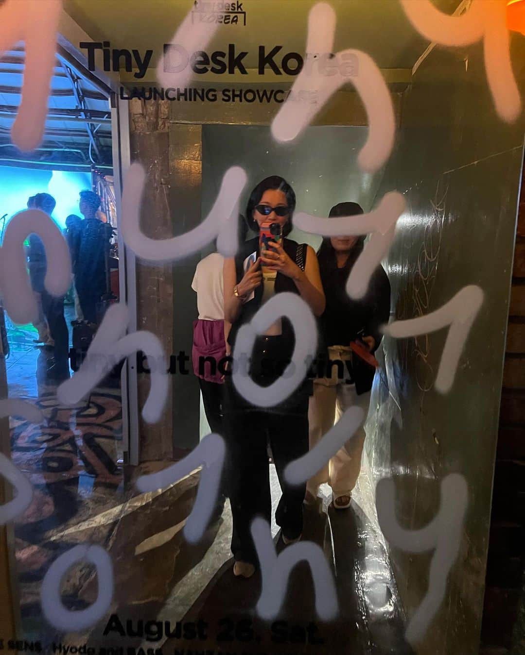 のインスタグラム：「쉼과 영감이 필요한 우리에게:) 오랜만에 음악을 라이브로 들으니 행복했어 !!!!!! 🫶🏻🔥🥂❤️‍🔥 @tinydeskkorea 앞으로 기대되요 :)」