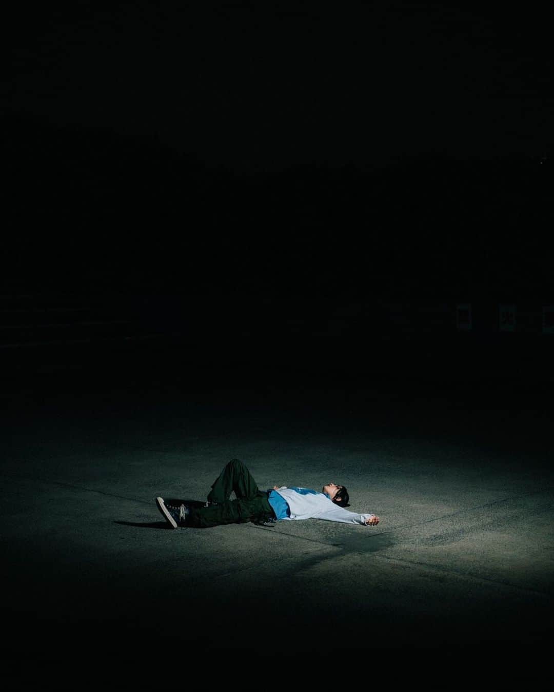 edhiii boiのインスタグラム：「Good Night🫶💙  この日は人生で初めて夜に 江ノ島まで行って来たんだけど  暗くて全く映らなかったよw その時の一枚💖✌️  ↓ 📷　 @ariyama.mp4  @holyhuman__1231  @crphyp121002」