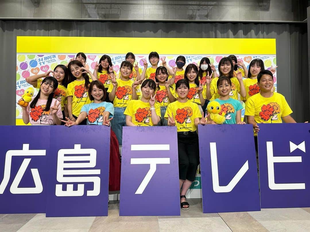 有田優理香さんのインスタグラム写真 - (有田優理香Instagram)「🌏  24時間テレビ今年もご覧いただき ありがとうございました🌸🌸🌸  今年は県内各地の募金会場からリポート🎤 毎年多くの方に関わっていただいているからこその 24時間テレビです🙏 お疲れさまでした😆  ⭐️ポーズが自由すきるアナウンサーズ ⭐️本社募金会場の皆さんとサライ ⭐️チャリティーイベントのじもの逸品🧑‍🌾 ⭐️取材でお世話になった学生さんと再会🥹  対面のイベントはやっぱりいいですね！ 今年も楽しかったー💮  #24時間テレビ #広島テレビ #アナウンサー #チャリティーイベント #サライ」8月27日 23時11分 - yurikaa0624