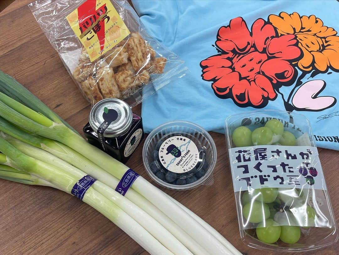 有田優理香さんのインスタグラム写真 - (有田優理香Instagram)「🌏  24時間テレビ今年もご覧いただき ありがとうございました🌸🌸🌸  今年は県内各地の募金会場からリポート🎤 毎年多くの方に関わっていただいているからこその 24時間テレビです🙏 お疲れさまでした😆  ⭐️ポーズが自由すきるアナウンサーズ ⭐️本社募金会場の皆さんとサライ ⭐️チャリティーイベントのじもの逸品🧑‍🌾 ⭐️取材でお世話になった学生さんと再会🥹  対面のイベントはやっぱりいいですね！ 今年も楽しかったー💮  #24時間テレビ #広島テレビ #アナウンサー #チャリティーイベント #サライ」8月27日 23時11分 - yurikaa0624