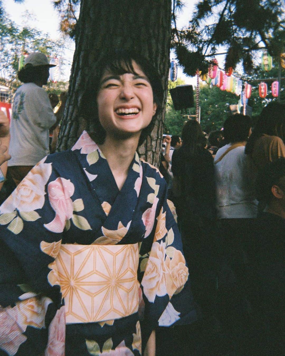 のインスタグラム：「. 昨日は下北沢近道にて、サワー🍹 ありがとうございました！ 弾き語りと、2度目のTHEラブ人間ゲストコーラス&ギターでした。  お祭りだったなぁ、いろんな人とおしゃべりして、楽しかったです (写真全然撮ってなかったのでお祭りっぽい写真。。)  今年はちょっとだけ夏と仲良くなれた？ような気がします。  9月10月もライブあります！ サワー第二弾にはバンドセットで出演します🏮  ◎9/15(金) 三軒茶屋GrapeFruitMoon  ◎9/26(火) 下北沢 近道(Band Set)←🆕 ◎9/30(土) 神田 POLARIS (弾き語りワンマンライブ)  ◎10/6(金) 札幌 円山夜想 ◎10/7(土) 札幌 BEGGAR’S HARLEM ◎10/24(火) 吉祥寺 スターパインズカフェ←🆕」