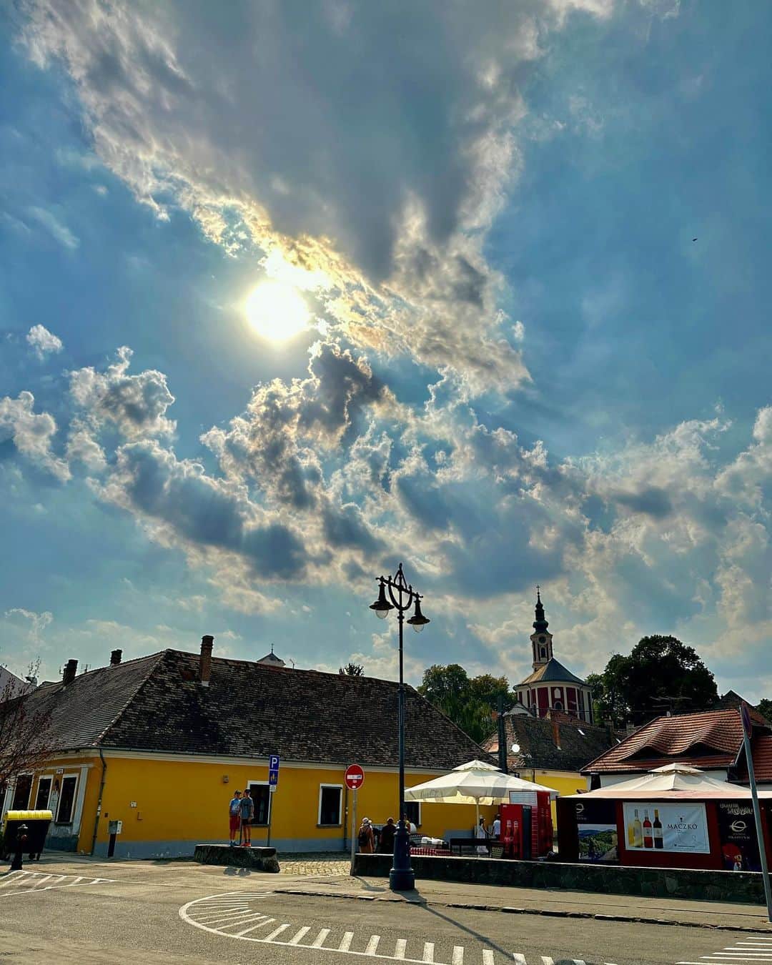 新田朝子さんのインスタグラム写真 - (新田朝子Instagram)「📍 #Szentendre #Hungary 🇭🇺  ブダペストから電車で40分の 可愛く小さな街 #センテンドレ へ。  電車に冷房がなく、全身汗だく。 身体に水をかけまくって凌いだ過酷な旅でしたが、 これもまた #旅の思い出 ☺️🌺  #travelphotography #lovetravels  #summervibes #summervacations   #ハンガリー #街歩き #電車旅 #海外旅行好きな人と繋がりたい #海外在住」8月27日 23時05分 - asako.nitta
