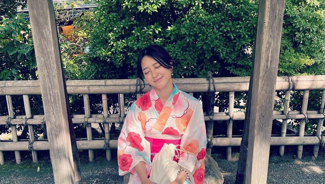 佐藤里菜さんのインスタグラム写真 - (佐藤里菜Instagram)「🍒🍊🌟🍀💎👗🔮♣️🕊‎🪭👘  前に京都に行ったときのを☺️ 京都に行ったら絶対行きたかった「キモノフォレスト」✨️ 京友禅の生地をアクリルで包んで、高さ約2ｍのポールにしたものを林に見立てて並べているもので、場所はなんと嵐山駅🥸 そして、京友禅の柱その数なんと600本！ 夜に来るのがいいと聞いたので行ってみると、、  すごーーーい(๑°О°๑)  綺麗すぎて感動😭✨️ 京友禅の柄は全32種類だそう！ ライトアップされた京友禅は、どの柄も幻想的でとても癒されました🥹  京都に行く際は、ぜひ行ってみてください！  オーディションも後半を切りました！ ただいまの順位、、2位😭 応援してくださったみなさん本当にありがとうございます！！  オーディションも残り1日と数時間、、！ グランプリと準グランプリが確実に賞をいただけるので、 グランプリ目指したい気持ちはまだまだありますが、このまま2位以内でフィニッシュしたい😣 応援したいと思ってもらえるよう残りの時間も、私とゆかたの魅力を伝えられるよう頑張ります！！ ぜひ、応援よろしくお願いいたします！  ・  このオーディションは、ランキングマスター内での投票数の数で｢グランプリ｣｢準グランプリ｣が決定します👑 また、3位~7位の中から｢審査員特別賞｣に相応しい方がいれば若干名選ばれます！  ランキングマスターの詳しい内容は以下の通りです！ ・投票券1枚につき[110円] ・複数枚の投票券の購入可能 ・投票期間 8/24(火)18:00~8/29(火)21:00まで ・投票券の販売時間 8/29(火)19:00まで  投票ページのURLは、プロフィール、ハイライトにあります！ 応援よろしくお願いいたします！  #オーディション #投票 #ゆかた #浴衣 #ゆかた女子 #和服 #キモノフォレスト #きもの #着物 #京友禅 #京都 #嵐山駅 #幻想的 #ライトアップ #ミス日本ゆかた女子2023 #応援よろしくお願いします #audition #yukata #kimono #kyoto #arashiyama #kimonoforest」8月27日 23時06分 - satoo_rina