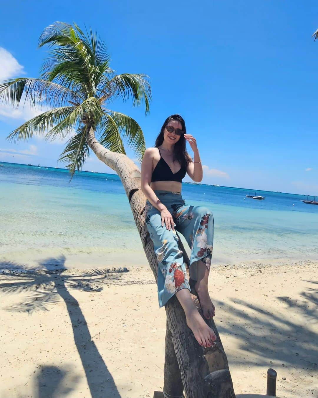 安藤ミレイのインスタグラム：「Leaning Coconut Tree🌴  ホワイトサンドビーチと反対側の海は波が穏やかで人も少なめ！  #boracay #ボラカイ島 #보라카이  #フィリピン旅行 #フィリピン生活 #beach #lovethephilippines #ラブフィリピン #coconuttree」