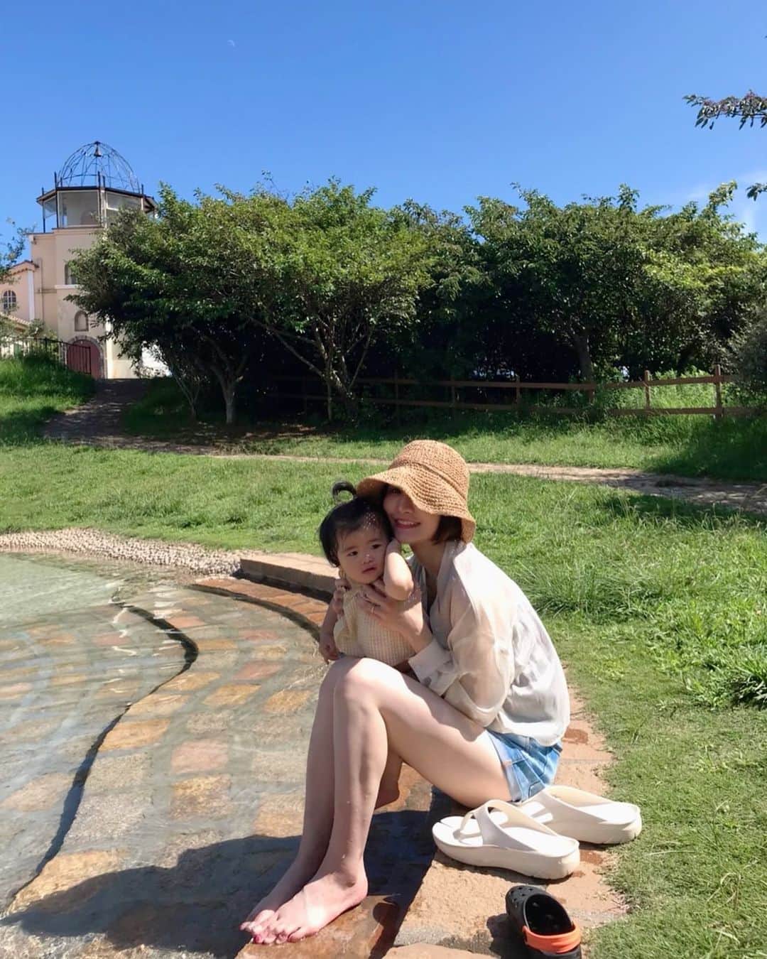 尾崎ナナのインスタグラム：「暑い日が続きますがいかがお過ごしでしょうか？😊 7月末から息子の夏休みが始まり、我が家の怪獣🦖が毎日家にいる。。毎日何しよう？🤷‍♀️ と予定を組んでいたら、予定を入れすぎて疲れています。笑 写真は池があって涼やかに見えますが、水はお湯のように暖かく暑かったです🤣  #夏休み #毎日今日はどこ行くの？と聞かれる #疲れるけど楽しいよ #楽しい思い出を作ってあげたい #夏休みもあと少し」