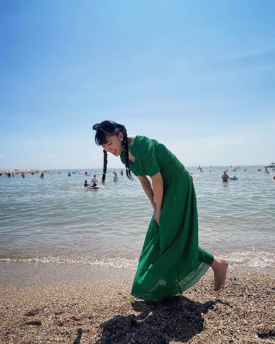 秋山眞緒のインスタグラム：「．  今年買ったグリーンのワンピースを着て海へ🐬  #tsubaki_factory #秋山眞緒」