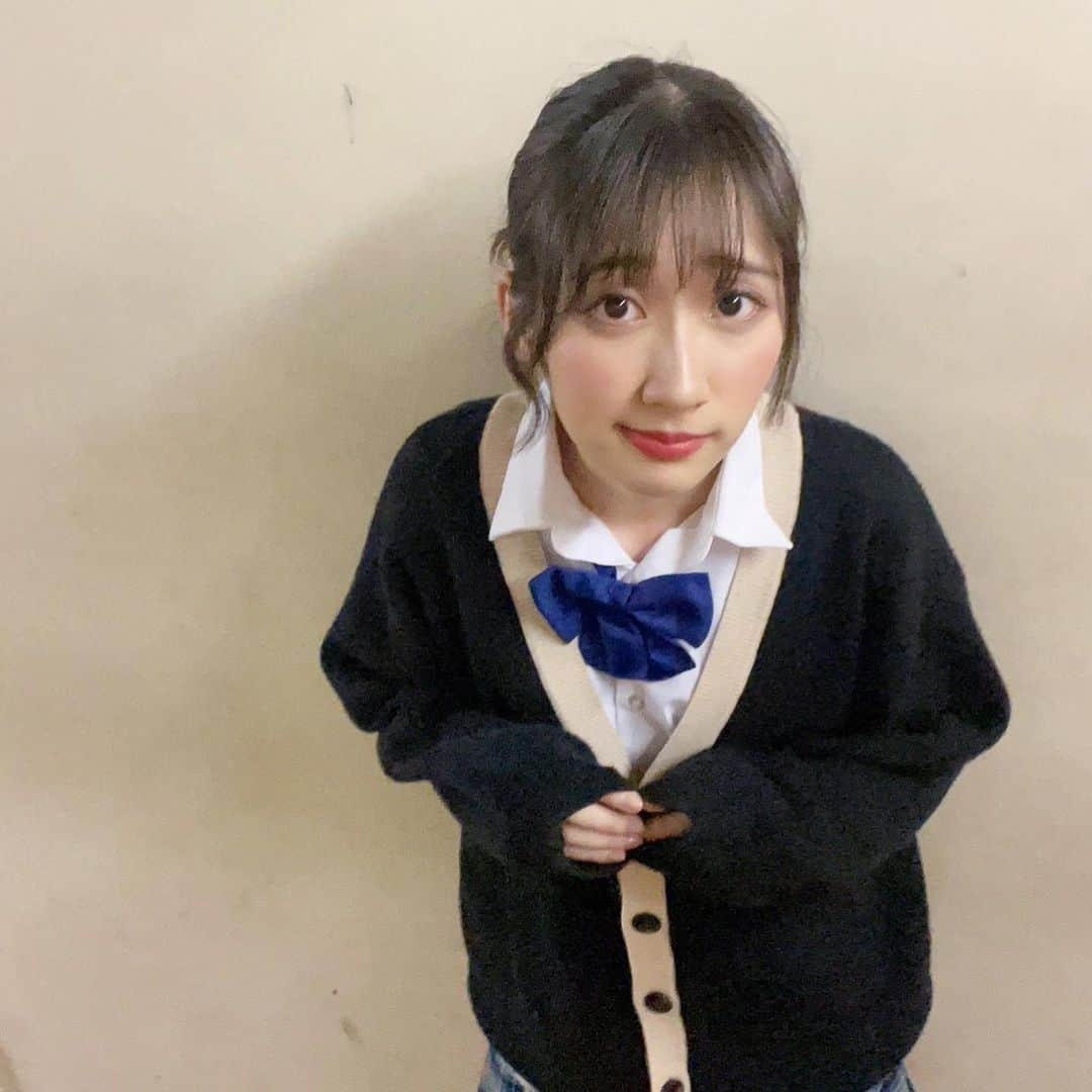 若松愛里さんのインスタグラム写真 - (若松愛里Instagram)「RAVE☆塾vol.11 『姫様スターダスト〜激しき学級階層の頂点に君臨する麗しきわがままプリンセスが体験した最恐の悪夢〜』 2023年8月24日(木)〜8月27日(日)  Bチームは全4公演 終演いたしました！  連日たくさんのお客様にご来場いただきまして、 本当にありがとうございました🙇🏻‍♀️  たくさんの温かい反応や拍手、千秋楽には立って拍手を送ってくださる方もいて嬉しかったです😌🤍  ディレイ配信はまだありますが、一つの区切りとして投稿しますね🤍  配信は9月16日(土)〜9月24日(日)でされますので、 気になった方はぜひ🙇🏻‍♀️  いや〜。楽しかったな！短かった！が 現在の感想です。笑  きっとネタバレを含む振り返りとなっておりますので、 もし配信で初見しようとしている方は そのあとに良かったら読んでいただけたら🙇🏻‍♀️  今回お仕事の関係で稽古の折り返しから合流だったのですが、 その時からグループに分かれてお話ししていて。  稽古場についたと思ったら着替えて台本開いて台詞合わせて、 休憩時間も何かとお芝居のお話しをしていて。  とにかくお芝居やこの作品や大好きが溢れている現場だなという 第一印象でした。だから人見知り若松でも、お芝居の話ならできる！！と打ち解けがすごく早かったです😌  台本いただいた時から好きなお話しで、 自分はどの役になるだろうか。と わくわくしていたら希美ちゃんでした！  今日演出の小澤さんと最後お話ししていたら、 役すごい悩んでP3かD3も悩んだって言ってくれていて、 そんな世界線もあったみたいです💭  希美ちゃんは3軍のスクール最下層から パラレルワールドではS2というトップにいる子でした。  稽古参加できる前から何ができるかなと わくわくが止まらなさすぎました☺️  相方の鈴木珠子(おたま)さんと影芝居考えるのも楽しくて どんどん相談して一緒に作ってくれました✨  本番に入って思いのほか、そこを追ってくださる方もいらっしゃって気付いてもらえて嬉しかったです☺️ ありがとうございます🙇🏻‍♀️  S2では嫌な風にみえることもありますが、 P3と同じく根が悪い子ではないので話を聞いて 良いと思ったことは良いと実は好きな役どころでした😊  これだけ、両極端な役を1つの作品で楽しめるのは 私自身2度美味しく楽しかったです✨  希美ちゃん出会えて良かったです。  いつもなかなかまとまりませんが、、 人生は選択の連続でその選択によって未来は変わること。  今の私がいるのは今までの人生でそういった 決断をしてきているから。  だから私は過去の私の選択に感謝です！みんなと出会えたしね🥰  皆様にとってもこの作品を観たことが 良い分岐点になっていますように。  応援誠にありがとうございました。 またどこかの世界でお会いできますように。  鈴木希美役　若松愛里  #ガールズ #舞台 #配信 #rave #塾 #姫 #様 #スター #ダスト #姫スタ #JK #制服 #パラレル #ワールド #SF #終演 #ふりかえり #投稿 #築地 #築地本願寺 #築地ブディストホール #ホール #ありがとう #ありがとうございました #これからも #よろしくお願いします」8月27日 23時19分 - wakamatsuairi_official