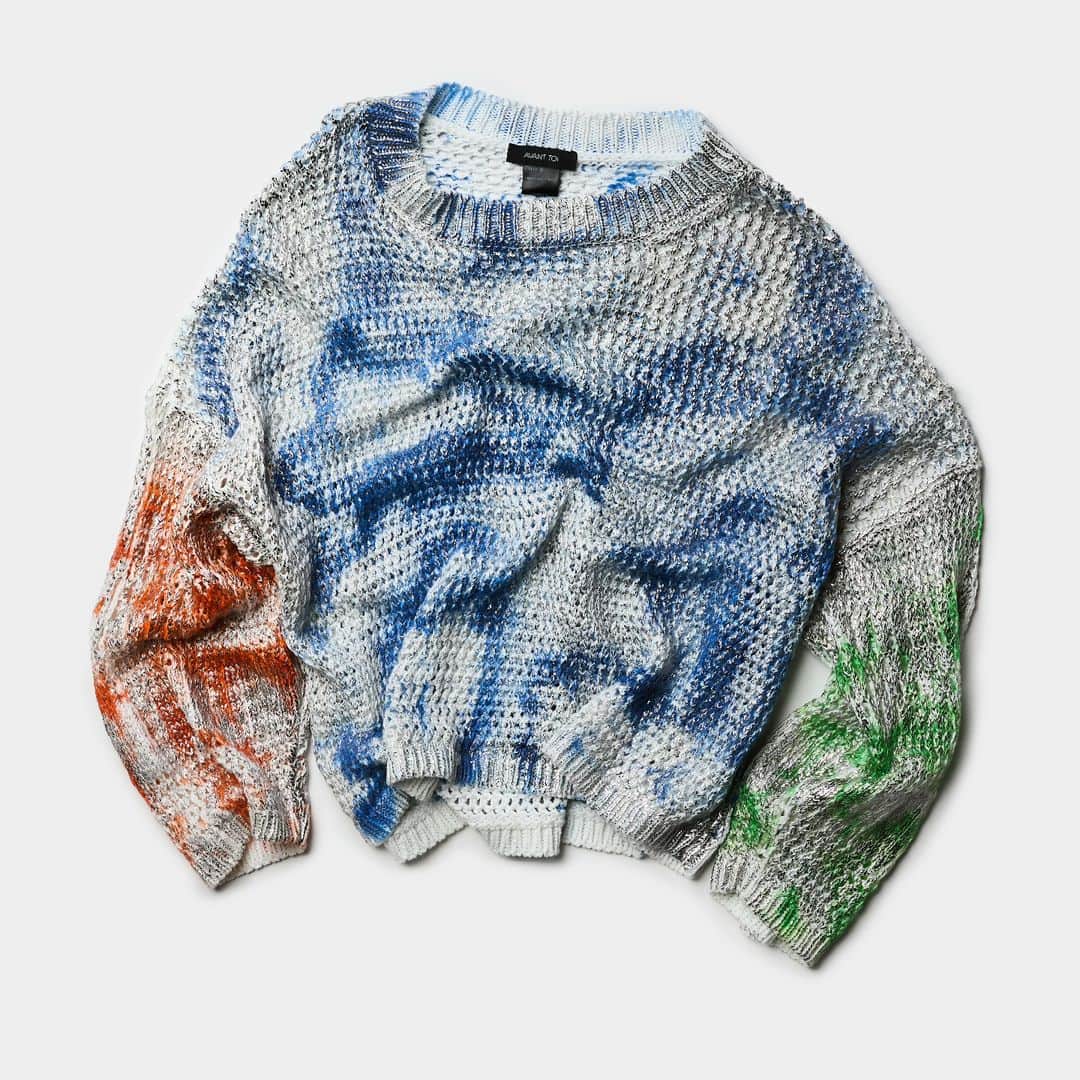 のインスタグラム：「Seventies colors! Are you ready to shine? Take a look at our three-color handpainted jersey with the addition of gunmetal-colored lamination.   #AvantToiSS23   #AvantToi #AvantToiColors #AvantToiWorld #SeventiesAttitude #SS23 #summer #madeinitaly #handpainted #jersey #knitting」
