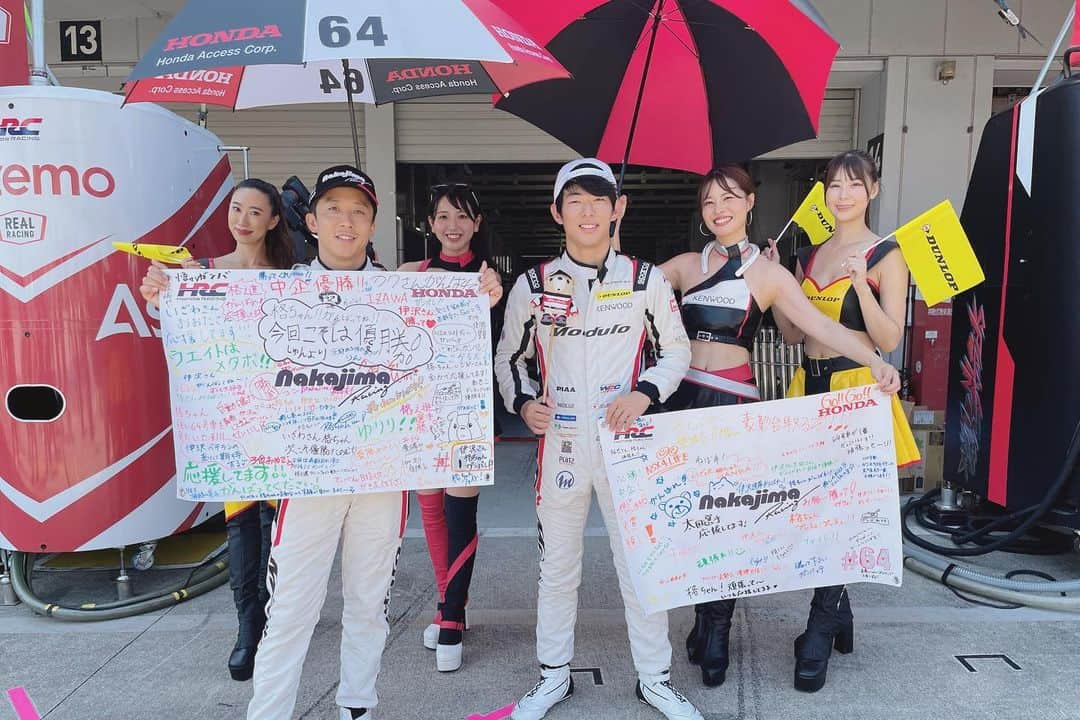 津田知美さんのインスタグラム写真 - (津田知美Instagram)「#superGT  #64 Modulo nakajima racing 決勝 P-8 ❤️‍🔥  4番手セカンドローからのスタート。 長くて熱い450kmのレースを戦い抜き、9番手でチェッカー。 正式結果で8位となりました！  ポイントゲット！またサクセスウェイトが重くなることを嬉しく思います☺️  今戦は決勝前のスタート進行でグリッドボードを持たせていただきました🤲 GT500クラス2列目。本当に嬉しかったです！  次戦は魔物が住む菅生👿 魔物を操り戦う64号車を楽しみに3週間を過ごしたいです。  暑い中、たくさんの応援をありがとうございました❣️  #KENWOOD #nakajimaracing」8月27日 23時12分 - tmm_tsuda