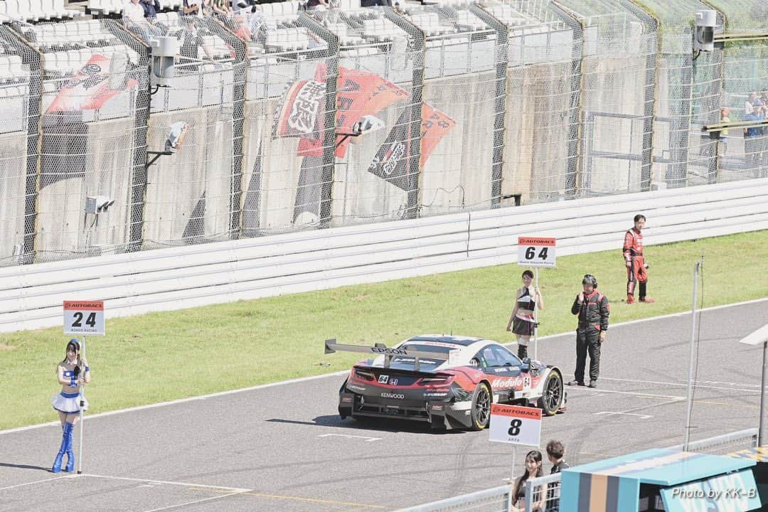 津田知美さんのインスタグラム写真 - (津田知美Instagram)「#superGT  #64 Modulo nakajima racing 決勝 P-8 ❤️‍🔥  4番手セカンドローからのスタート。 長くて熱い450kmのレースを戦い抜き、9番手でチェッカー。 正式結果で8位となりました！  ポイントゲット！またサクセスウェイトが重くなることを嬉しく思います☺️  今戦は決勝前のスタート進行でグリッドボードを持たせていただきました🤲 GT500クラス2列目。本当に嬉しかったです！  次戦は魔物が住む菅生👿 魔物を操り戦う64号車を楽しみに3週間を過ごしたいです。  暑い中、たくさんの応援をありがとうございました❣️  #KENWOOD #nakajimaracing」8月27日 23時12分 - tmm_tsuda