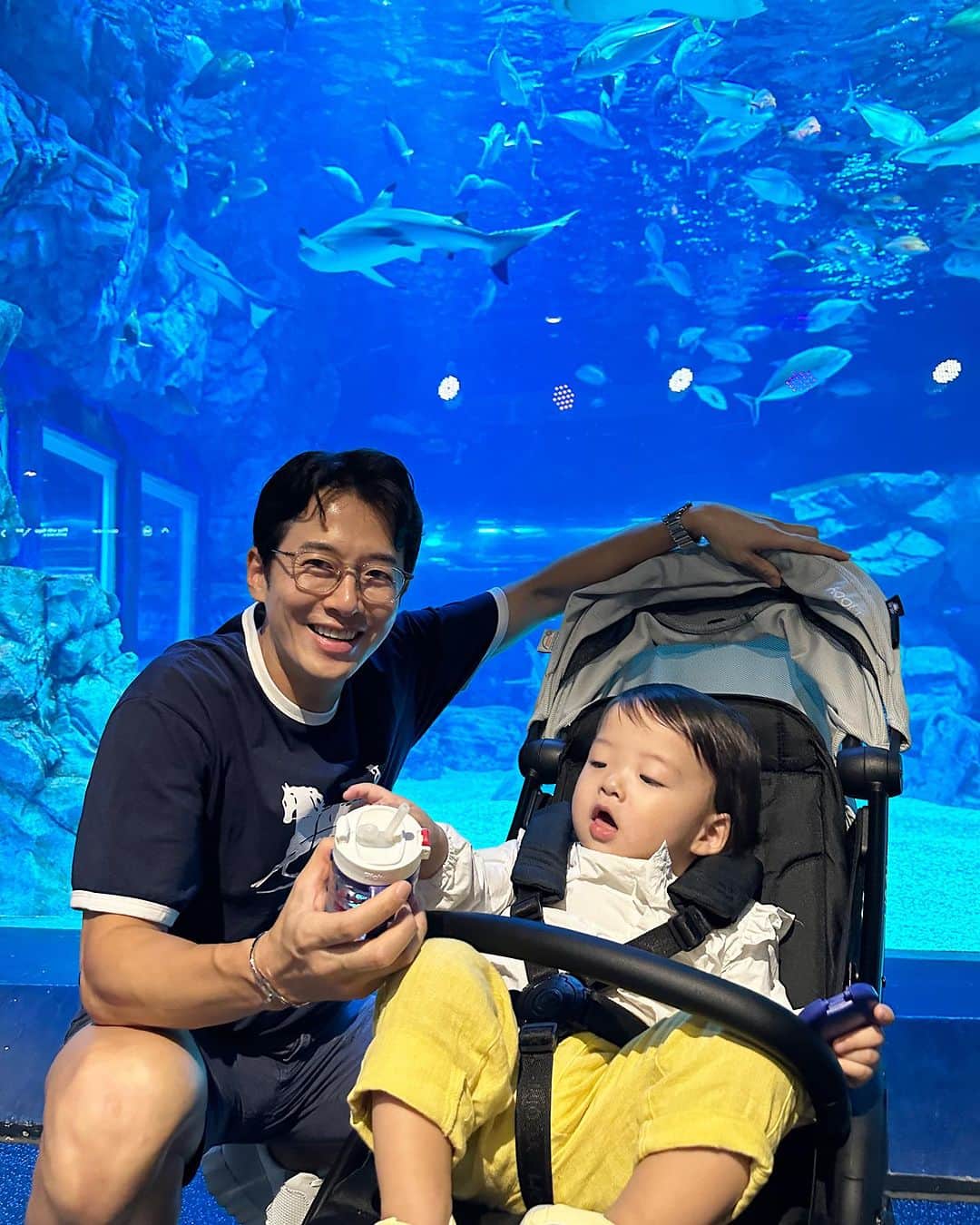 チェ・フィリップのインスタグラム：「이번 주말도 하얗게 불태웠다.🏳️🏳️ 도운이의 첫 아쿠아리움 방문. 🐠🐡🐟 도연아 조금만 더 크면 꼭 디즈니랜드 가자. 🎡🥢🍣  #아쿠아리움」