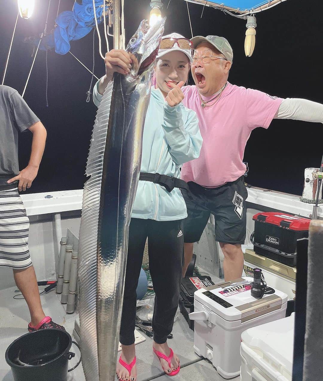 のインスタグラム：「昨日から今日にかけて鹿児島で試合後初の釣り−😍❤️  とってもとっても楽しみにしていたメガ太刀魚目的🥹  メガ太刀＋の大きいハガツオまでGETして幸せ💖  いつもなべさん本当にありがとうございます😭😭😭  メガ太刀魚の骨のデカさ👀 これが喉に刺さったら…笑  美味しくみんなで頂きました！❤️ そしてまだまだ余ってます🤣  次はいつ釣りいけるかな🥹 なべさん…お誘いお待ちしてます🤣💖  ※母の服装見てね🤣笑  #メガ太刀魚 #ハガツオ #釣りすきな人と繋がりたい  #釣りガール」