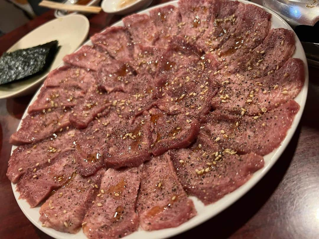 黒咲ななのインスタグラム：「. . ルールがある焼肉屋さん 初めて行った~~🥩✨️ . 上タンがめちゃうまでした🩵😭 . 豚足食べれたの嬉しすぎる🤍 . リピ確定😍😍😍😍 . . #中野#中野グルメ#中野焼肉 #中野ディナー#焼肉#中野板門店 #板門店」