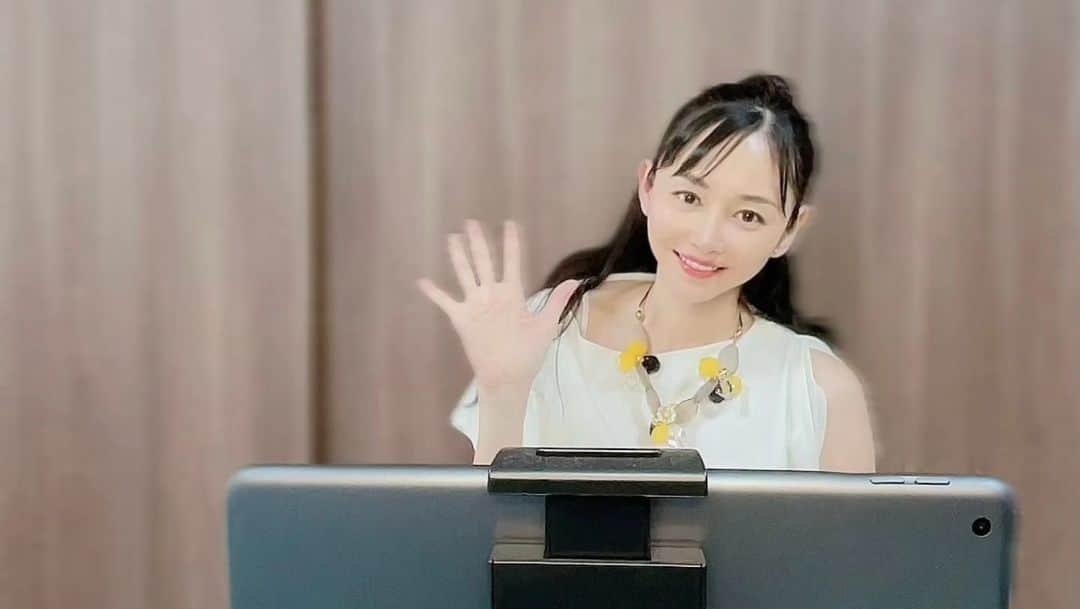 杉原杏璃のインスタグラム：「もうすぐ夏も終わり。  今日は私のオンラインサロン【Polish】のZOOM勉強会✏️をしていたり....  夜からは少し近所のお祭りに行ってました✨ タコス🌮食べたりして 夏を満喫してました🎐　そんな夏もそろそろ終わっちゃいますねー 少し寂しー🌅  私の資産運用　DMMオンラインサロン【Polish】 ⬇︎⬇︎ https://lounge.dmm.com/detail/5374/  #杉原杏璃 #sugiharaanri #anrisugihara #Japanese#girl #グラビア #グラドル#glamor #gravure #hot #asian #資産運用 #株式投資 #DMMオンラインサロン #ZOOM勉強会 #Polish #夏 #ビキニ #海」