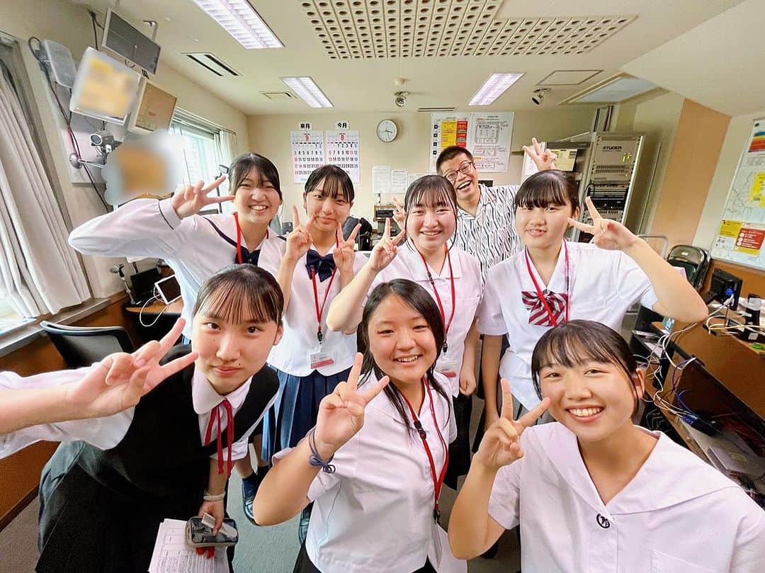 のインスタグラム：「. #てゲてゲハイスクール 今日は来年２月のてゲてゲハイスクールフェスティバル 開催に向けて、高校生実行委員会のメンバー（一部）に 来てもらいました🏫  ＜前半組＞ 鳳凰２年せなさん、鹿児島城西１年みうさん、 樟南１年ゆうかさん、さなさん😊✨  ＜後半組＞ 鹿児島玉龍１年りんさん、あこさん、さくらさん🙌🏻 ☞この７人でお送りしました♪  ・実行委員会応募のきっかけは？ ・どんなステージやブースを演出したい？ などなど赤裸々に語り合いました🎙️🎶   中には「ダンスバトルを見たい」「３０秒のリレー 形式で特技披露できるステージ枠を設けたい」 「鹿児島の美味しいお肉をPRするブースを 出したい」など新しい発想も🍖  どんな企画がこれからも生まれていくのか⁉ リスナーの皆さん、高校生の皆も楽しみにして おいてね🎉🤩  皆でてゲハイフェスを盛り上げよう🔥⤴︎⤴︎   #tegeh #tege2 #てゲてゲ #てゲてゲハイスクール #てゲハイ #てゲハイフェス #高校生 #鹿児島 #高校生の日常 #高校生と繋がりたい #高校生バンド #高校生ダンサー #高校生シンガー #高校生モデル #高校生ファッション #高校生ダンス #高校生イベント #鹿児島おでかけ #おでかけカゴシマ #シェアカゴ #どんどん鹿児島 #鹿児島イベント #kagoshima #kagoshimafan #MBCラジオ #radiko #MBCテレビ #ラジオパーソナリティ #アナウンサー #岩﨑弘志」