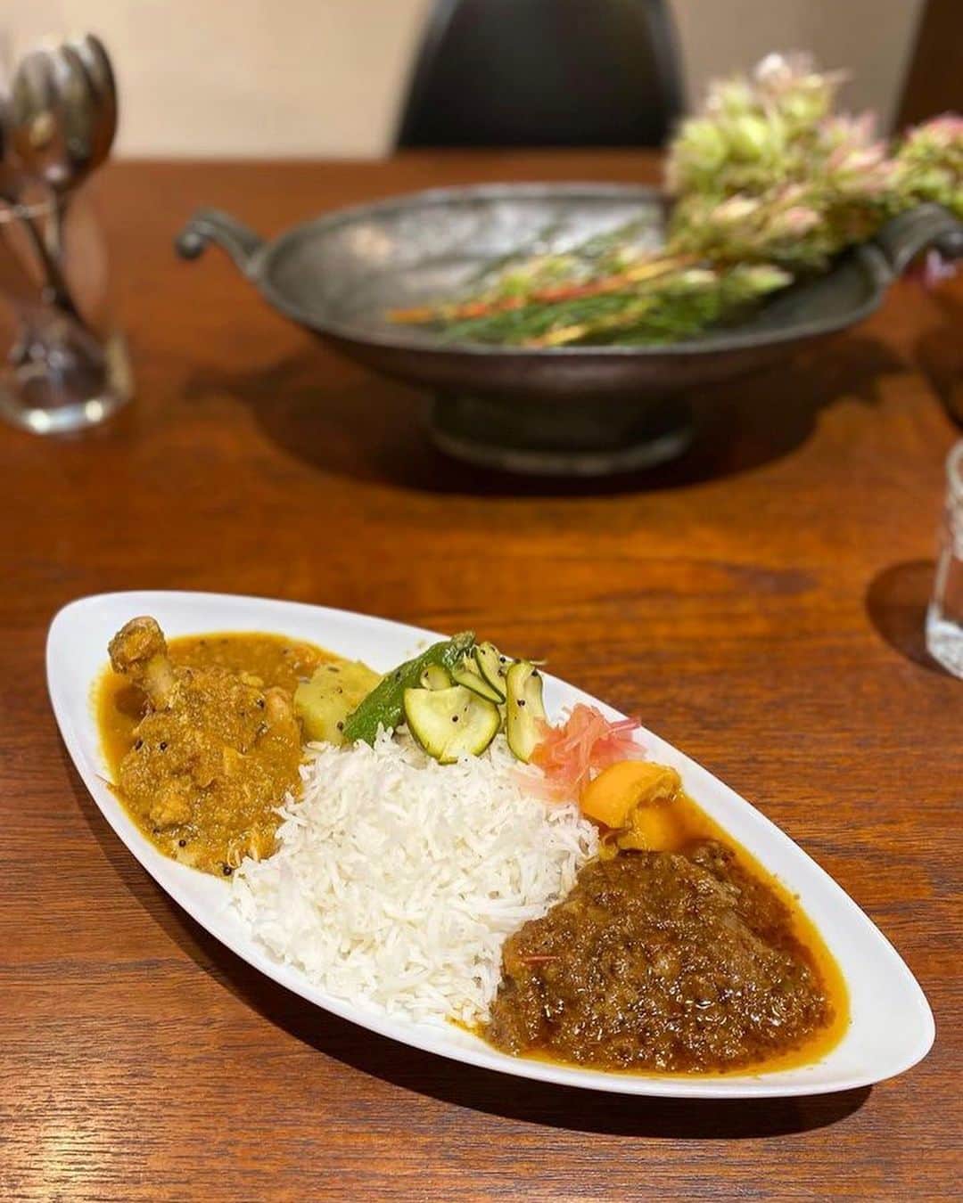 樹神のインスタグラム：「初めての一日カレー屋さん。 前々日の夜遅くにアナウンスさせていただいたにも関わらず予約のご連絡をいただいたみなさま、お一人お一人本当に嬉しかったです。  送ってくださった写真で投稿させていただきました。 本当にありがとうございました！！  とても印象的だったお褒めの言葉。 私の素性を知らずに食べてくださった方に どちらでお店をされてるんですか(ぜひ行きたい的ニュアンス！？) と聞いてもらえた。  えへ。」