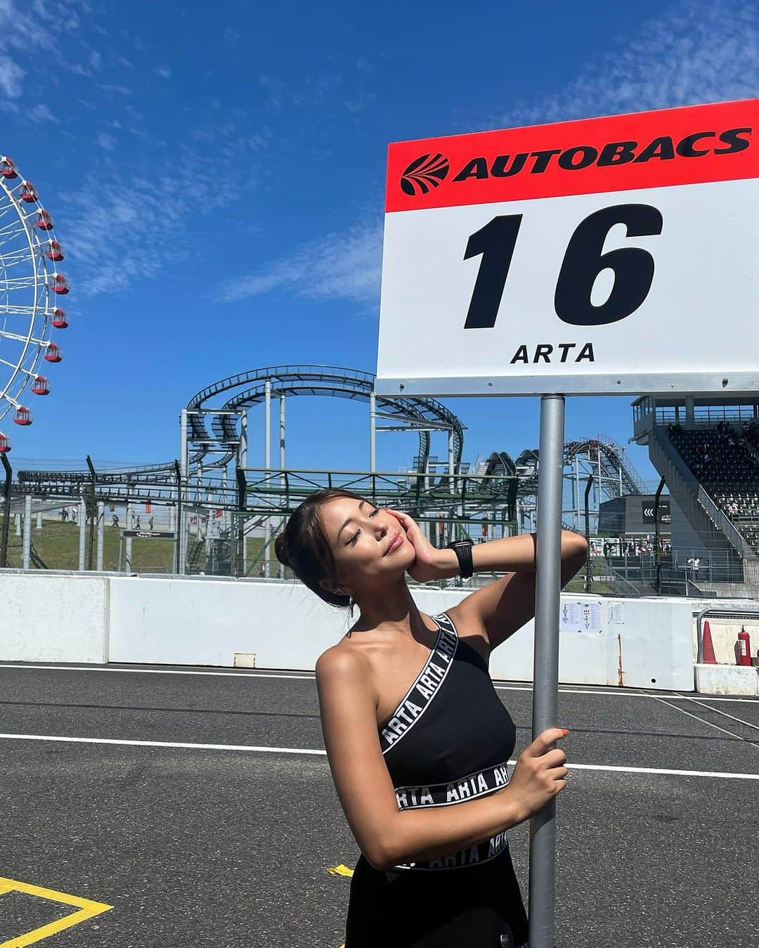 木村理恵さんのインスタグラム写真 - (木村理恵Instagram)「SGT🖤決勝お疲れ様でした🎡✨  16号車なんとポールトゥウィンです🥇🥇🥇🥇🥇 連続表彰台&自分がグリッドを務めた優勝はとても嬉しいです😭💓 感動しました😭🖤 8号車は14位でした‼️🔥  沢山の応援ありがとうございました❣️ 次戦もARTA MUGEN NSX-GT 8号車・16号車の応援宜しくお願い致します🥰💓  #ARTA#ARTAGALS#supergt #スーパーGT#AUTOBACS #cvstos  #オートバックス#HONDA#MUGEN #モータースポーツ#鈴鹿サーキット #motorsports#サーキット #木村理恵#レースクイーン #ラーキム」8月27日 23時22分 - rierienari1229