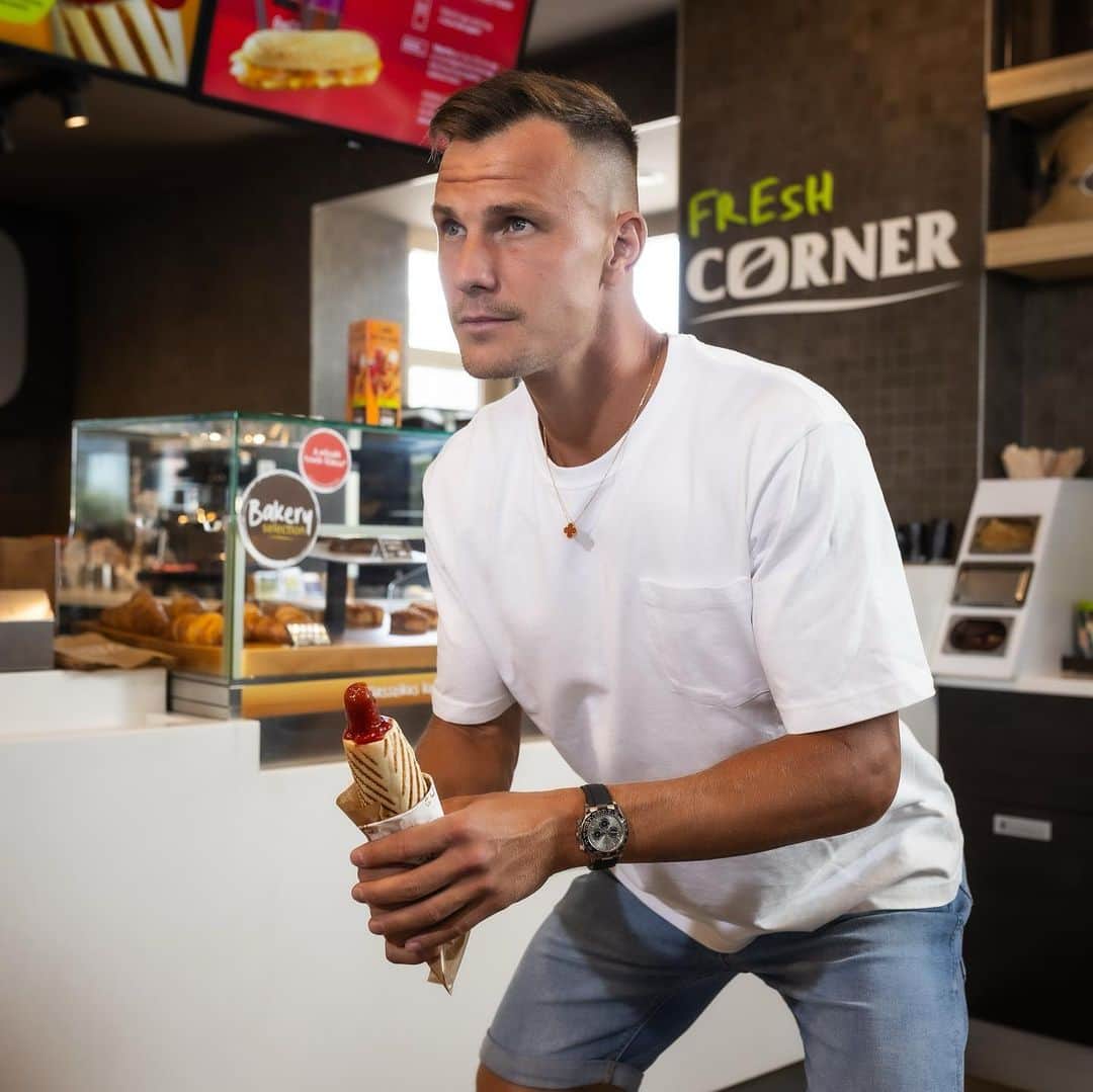 マートン・フチョビッチのインスタグラム：「Vigyázz, kész, harapj! 😋 Ez az XXL hot-dog már az enyém, de a Fresh Cornerben te is megtalálhatod az eddigi legnagyobb ajánlatot magyaros és új, jalapenos-cheddaros ízben. Melyikkel fogod kezdeni? 🌭 Ready, steady, bite! 😋 I already own this XXL hot dog, but you can also find the biggest offer ever in hungarian stlye and new jalapeno-cheddar flavours at Fresh Corner. Which one will you start with? 🌭」
