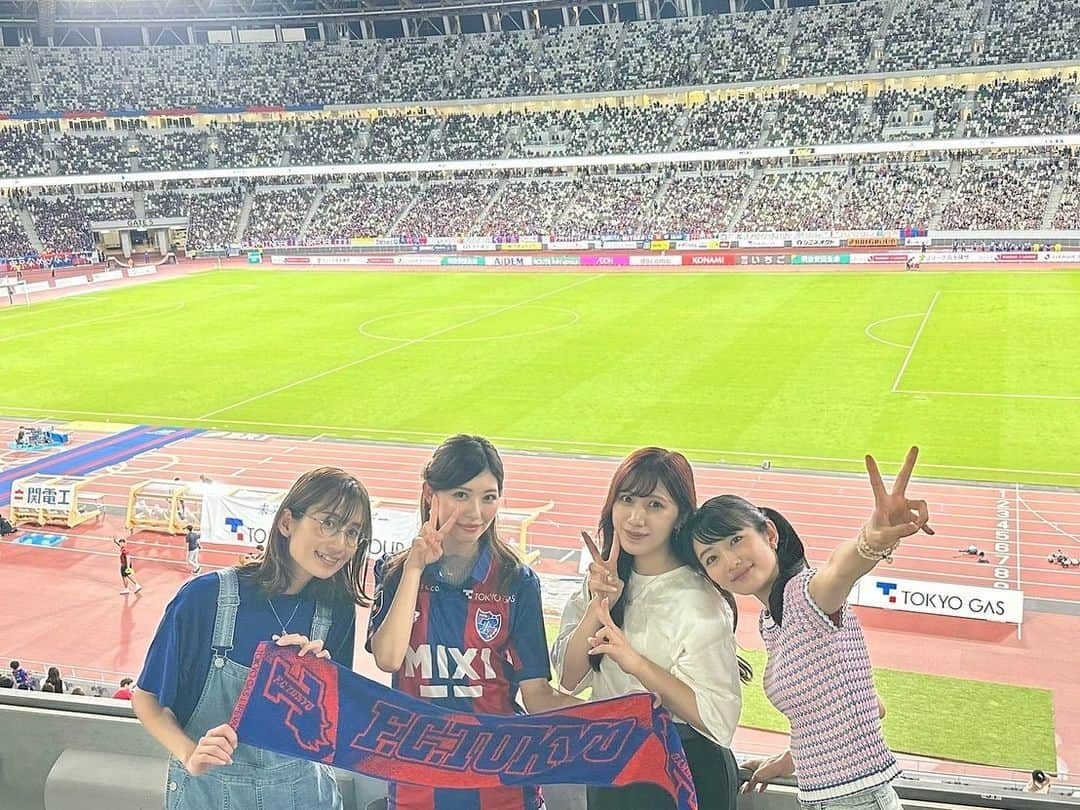 橘ゆりかさんのインスタグラム写真 - (橘ゆりかInstagram)「⁡ FC東京×ヴィッセル神戸戦は アイドリング!!!メンバーと応援してわいわい観戦💙❤️ 国立で聞くサマーライオンにみんな感激してました🥹🙌 ⁡ サッカーのおもしろさや国立の雰囲気を楽しんでるメンバーを側で見られてうれしかったぁ☺️☺️ ⁡ それから東京ドロンパとわちゃわちゃ いちゃいちゃできてしあわせだったよ〜🥰❣️ ⁡ ドロンパもアイドロング!!!でコラボした時の サマーライオン覚えててくれてるみたいで ちょっと踊ってくれたんだよー！！！！ またアイドロング!!!できるといいなっ☀️🦁 ⁡ ⁡ #fctokyo #国立競技場 #FC東京 #jリーグ #東京ドロンパ #アイドリング #idoling #森田涼花 #河村唯 #長野せりな #橘ゆりか #倉田瑠夏 #アイドロング」8月27日 23時23分 - yuricalcal